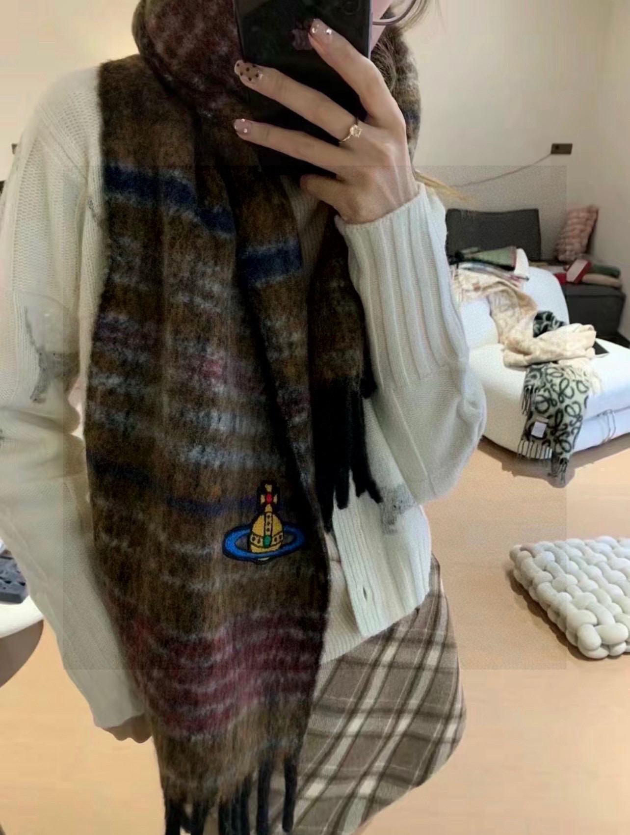  西太后超美新款马海毛围巾！超级推荐入手！质感好货！主打的马海毛围巾~据说超难买哦！！做工非常精致，很有