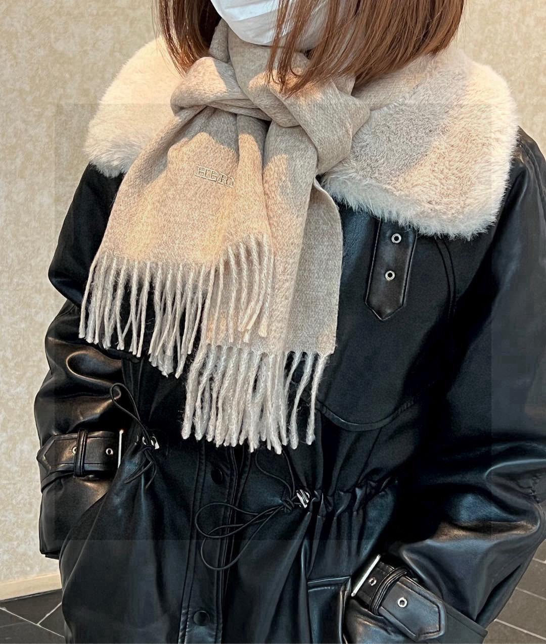     HERMFS【爱马仕】巴黎时装展双面羊绒围巾！采用蒙古高原细羊绒！手感满满地都是细腻的绒毛！这个