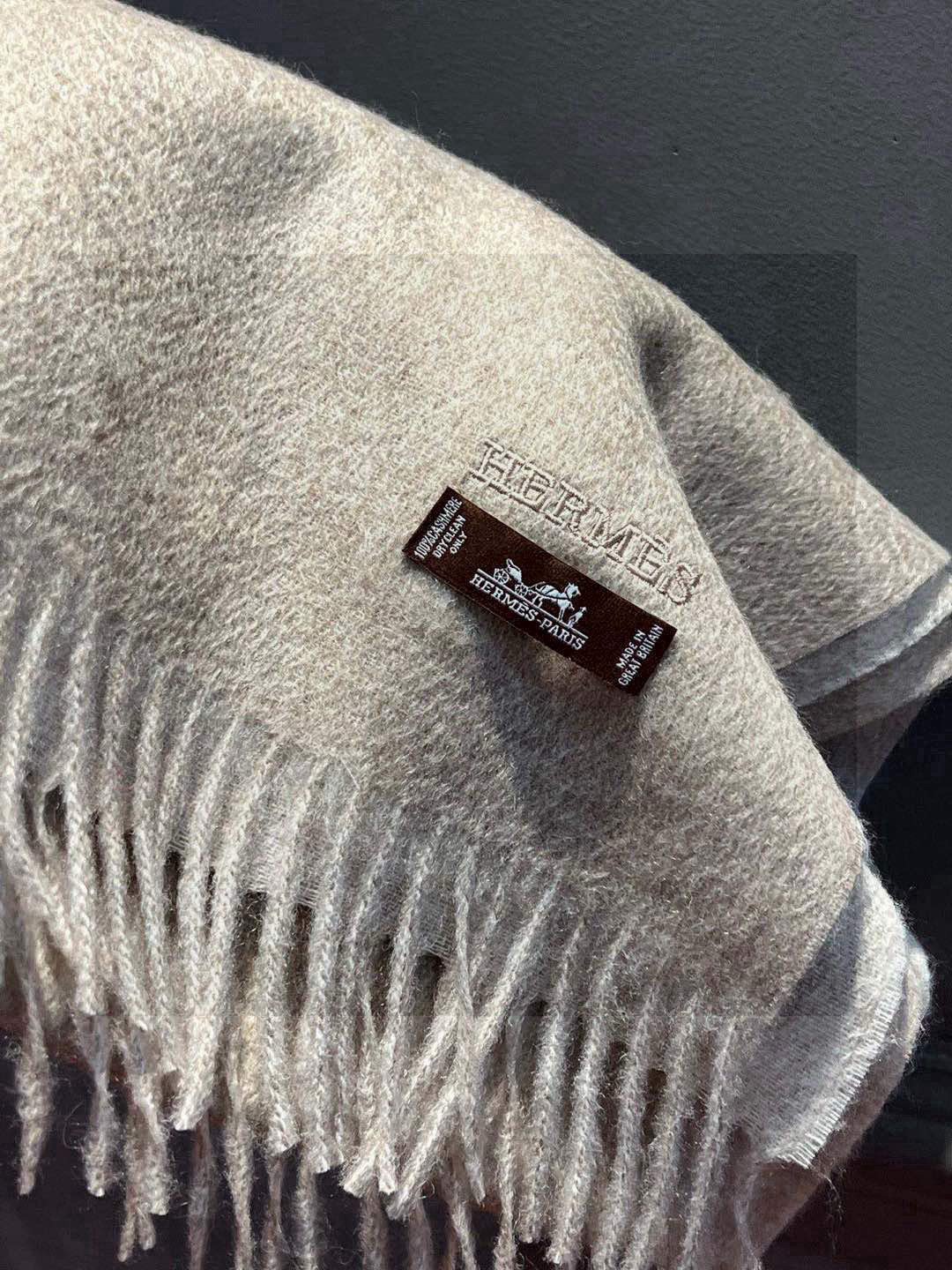     HERMFS【爱马仕】巴黎时装展双面羊绒围巾！采用蒙古高原细羊绒！手感满满地都是细腻的绒毛！这个