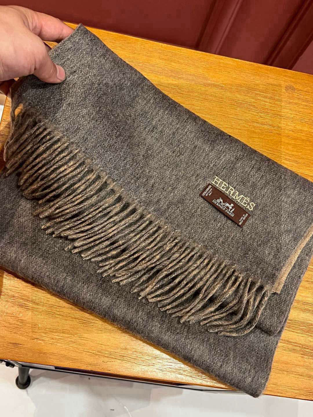     HERMFS【爱马仕】巴黎时装展双面羊绒围巾！采用蒙古高原细羊绒！手感满满地都是细腻的绒毛！这个