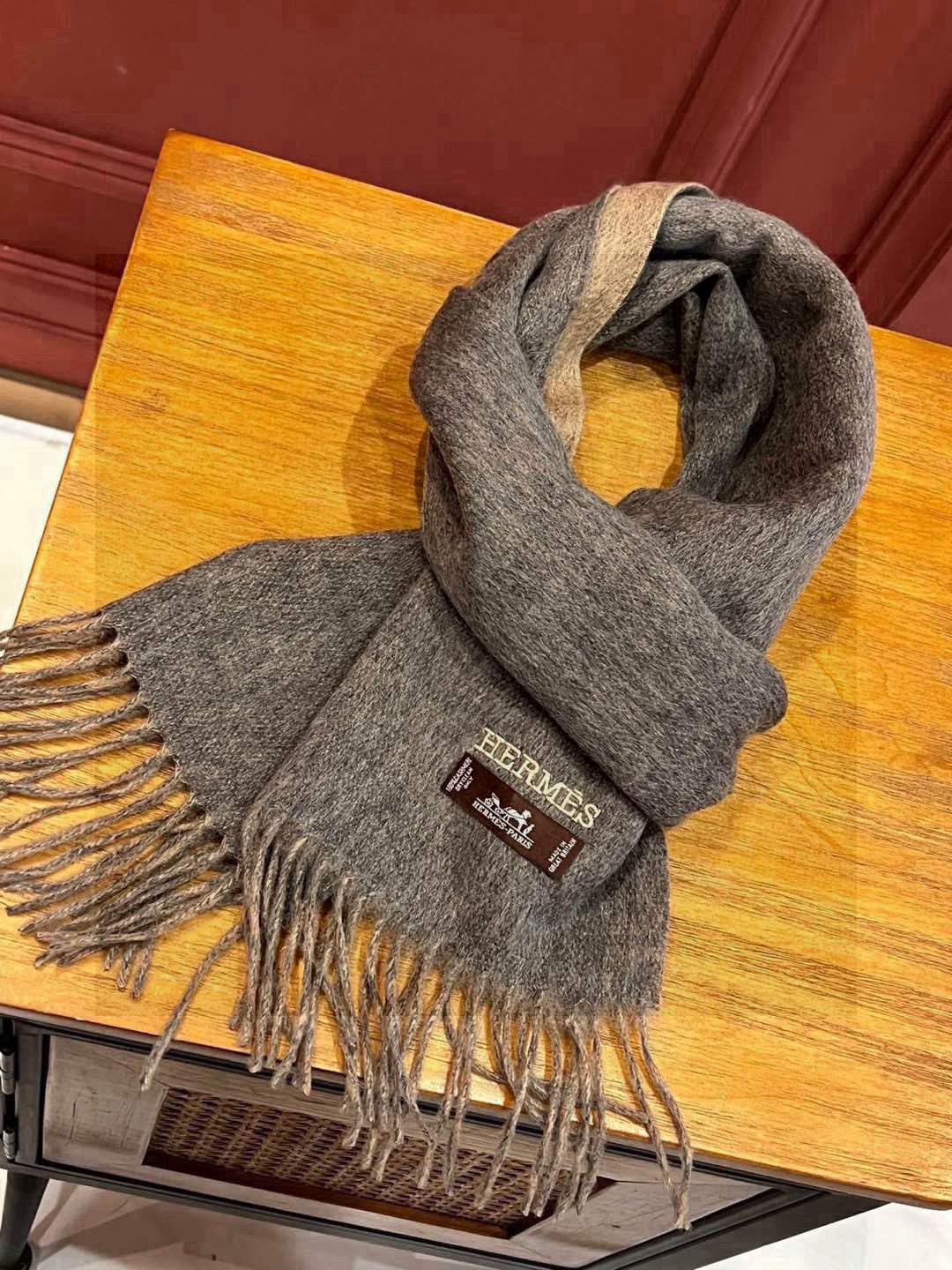     HERMFS【爱马仕】巴黎时装展双面羊绒围巾！采用蒙古高原细羊绒！手感满满地都是细腻的绒毛！这个