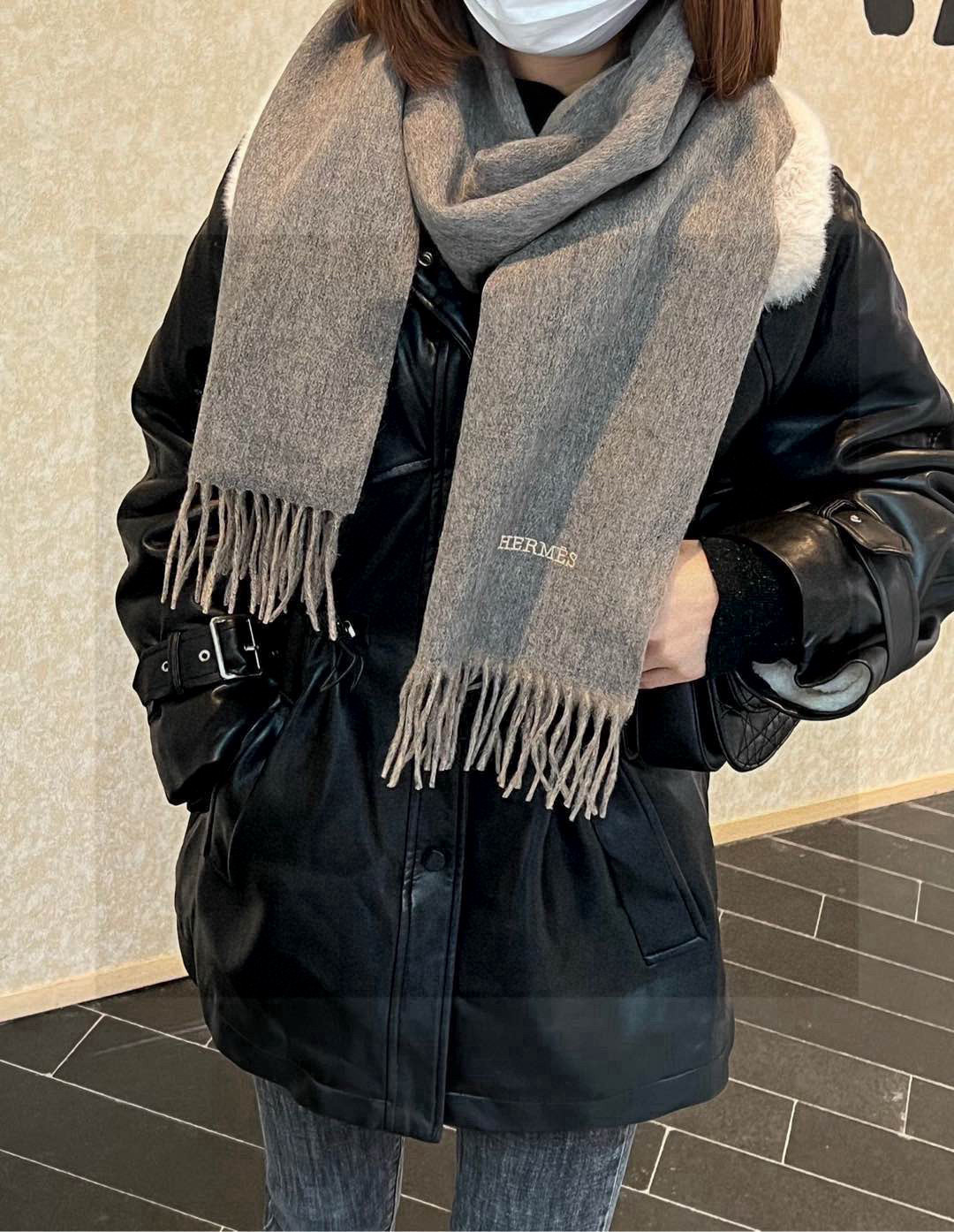     HERMFS【爱马仕】巴黎时装展双面羊绒围巾！采用蒙古高原细羊绒！手感满满地都是细腻的绒毛！这个