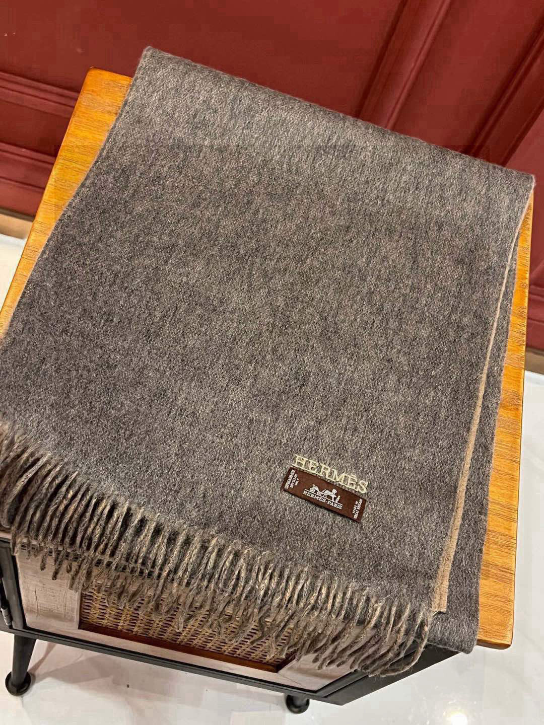     HERMFS【爱马仕】巴黎时装展双面羊绒围巾！采用蒙古高原细羊绒！手感满满地都是细腻的绒毛！这个