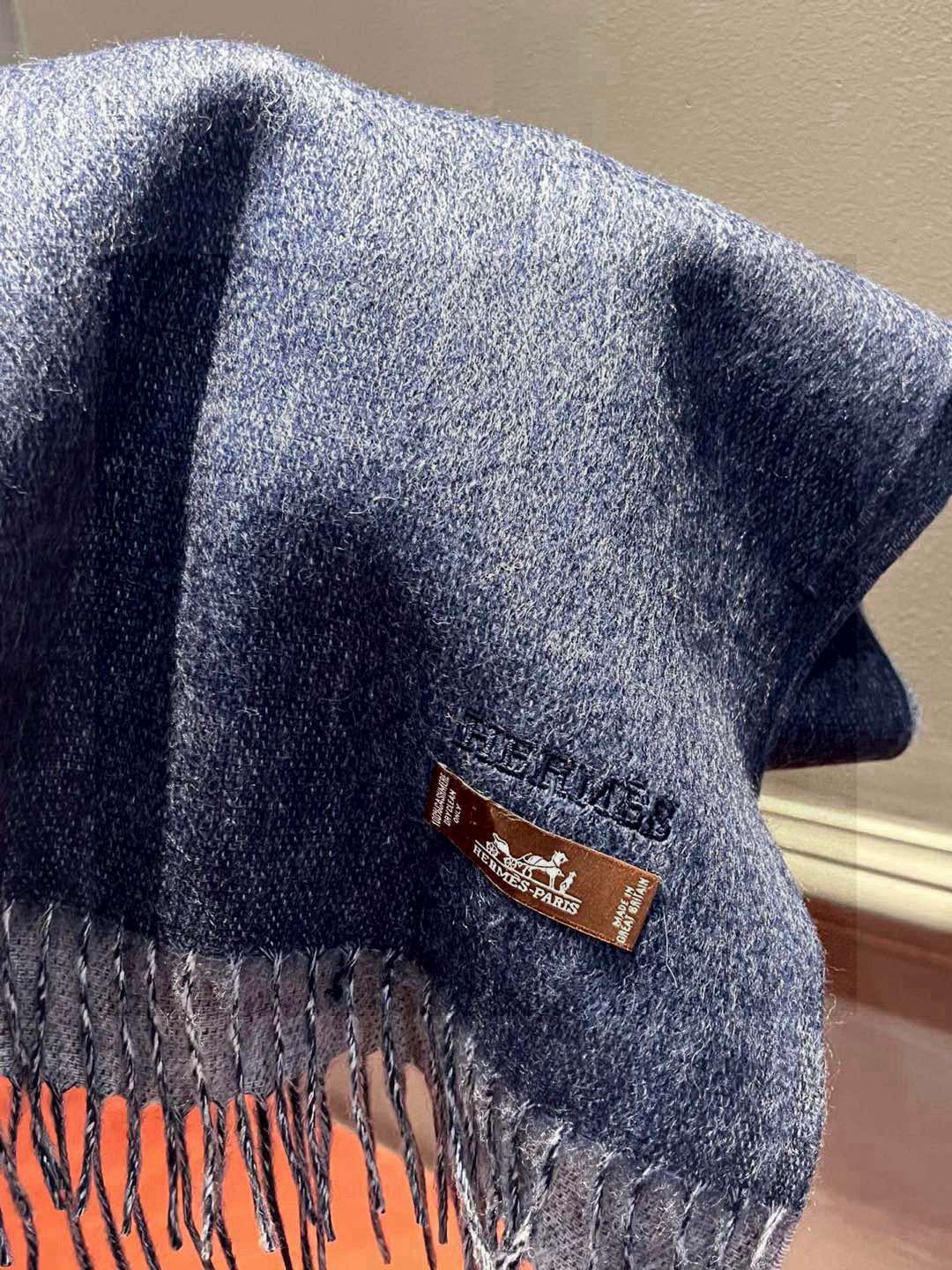     HERMFS【爱马仕】巴黎时装展双面羊绒围巾！采用蒙古高原细羊绒！手感满满地都是细腻的绒毛！这个