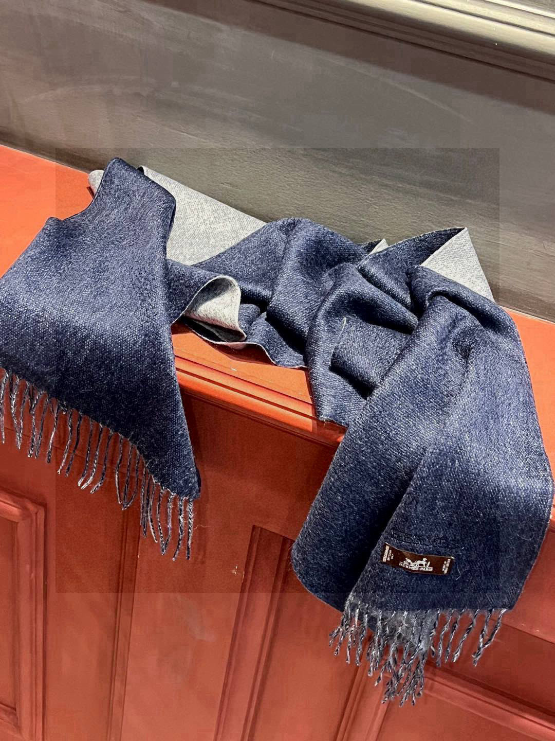     HERMFS【爱马仕】巴黎时装展双面羊绒围巾！采用蒙古高原细羊绒！手感满满地都是细腻的绒毛！这个