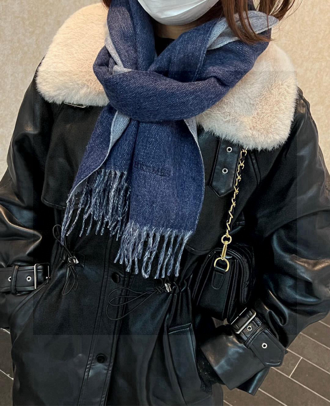     HERMFS【爱马仕】巴黎时装展双面羊绒围巾！采用蒙古高原细羊绒！手感满满地都是细腻的绒毛！这个