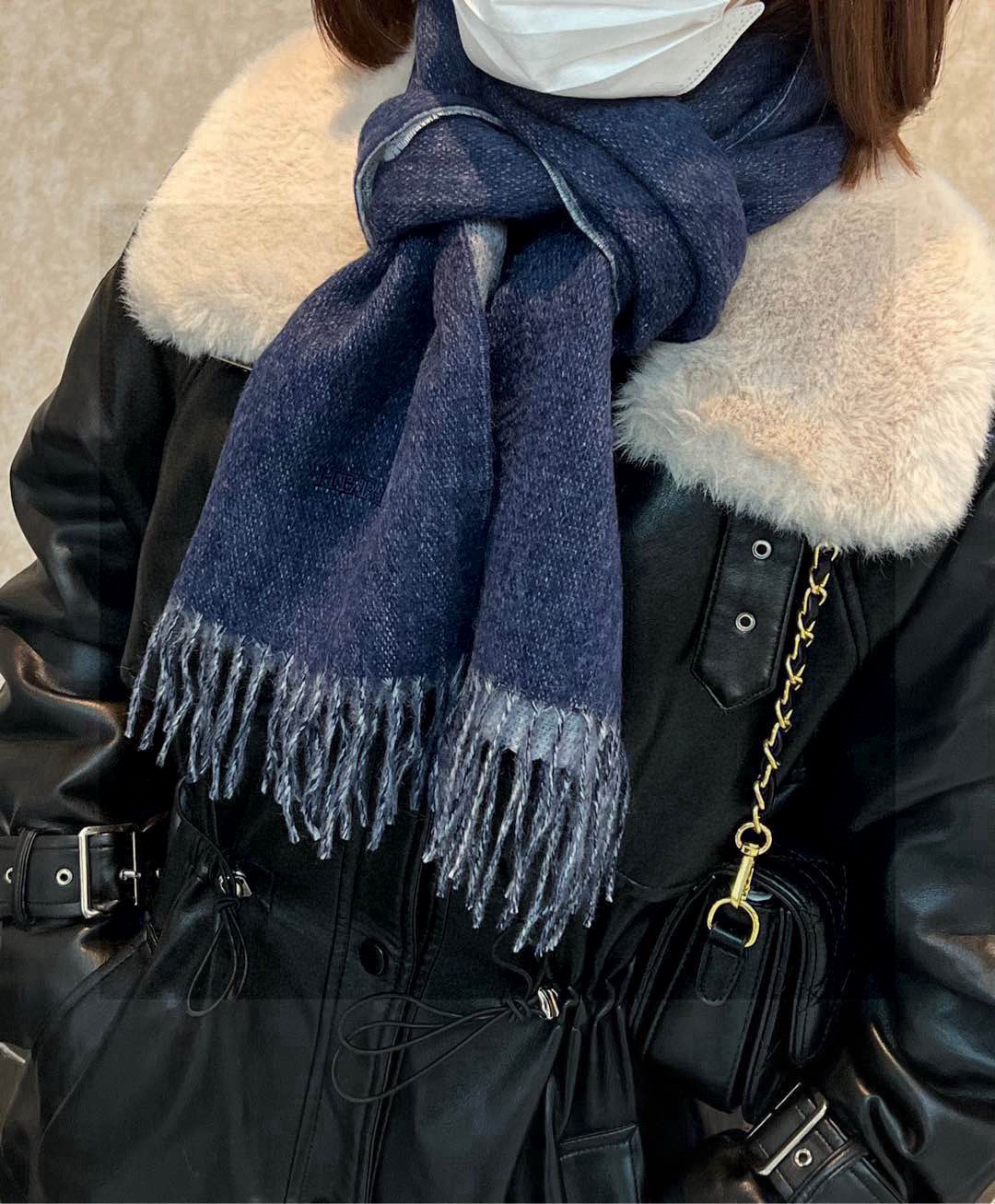     HERMFS【爱马仕】巴黎时装展双面羊绒围巾！采用蒙古高原细羊绒！手感满满地都是细腻的绒毛！这个