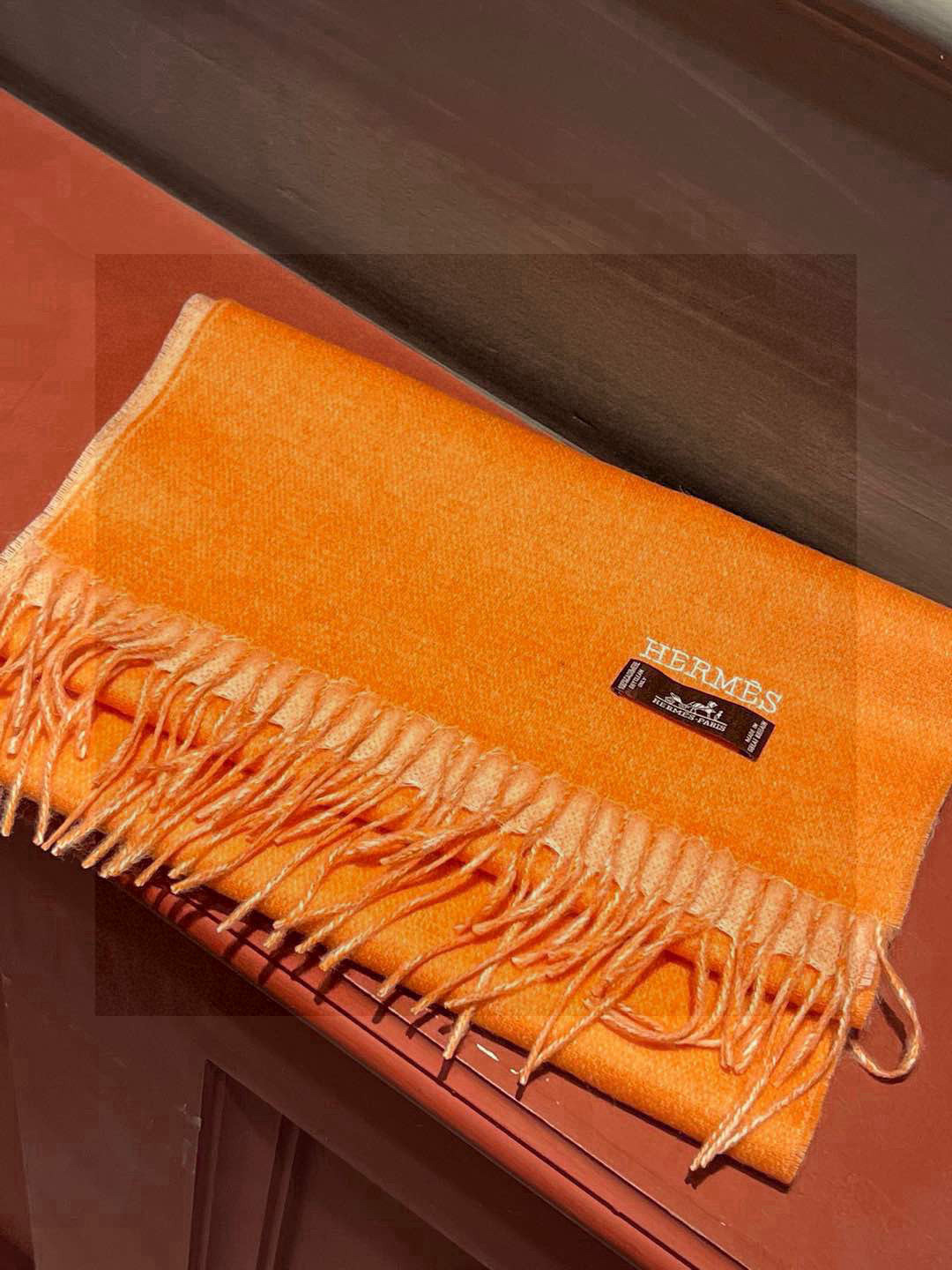     HERMFS【爱马仕】巴黎时装展双面羊绒围巾！采用蒙古高原细羊绒！手感满满地都是细腻的绒毛！这个