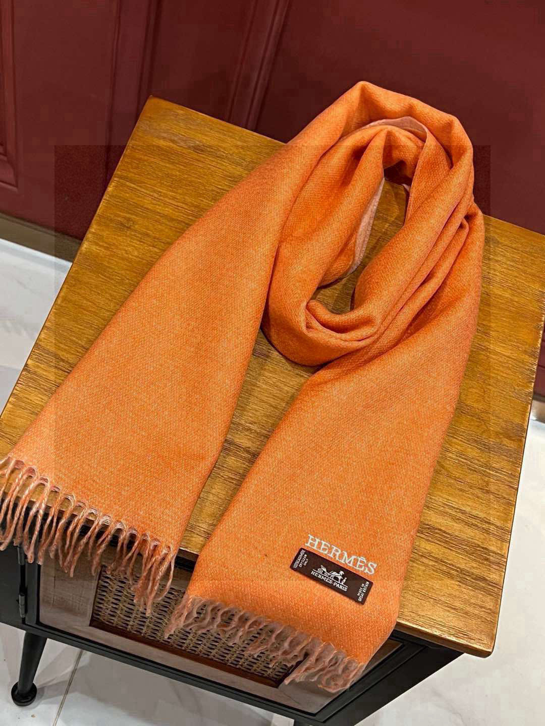     HERMFS【爱马仕】巴黎时装展双面羊绒围巾！采用蒙古高原细羊绒！手感满满地都是细腻的绒毛！这个