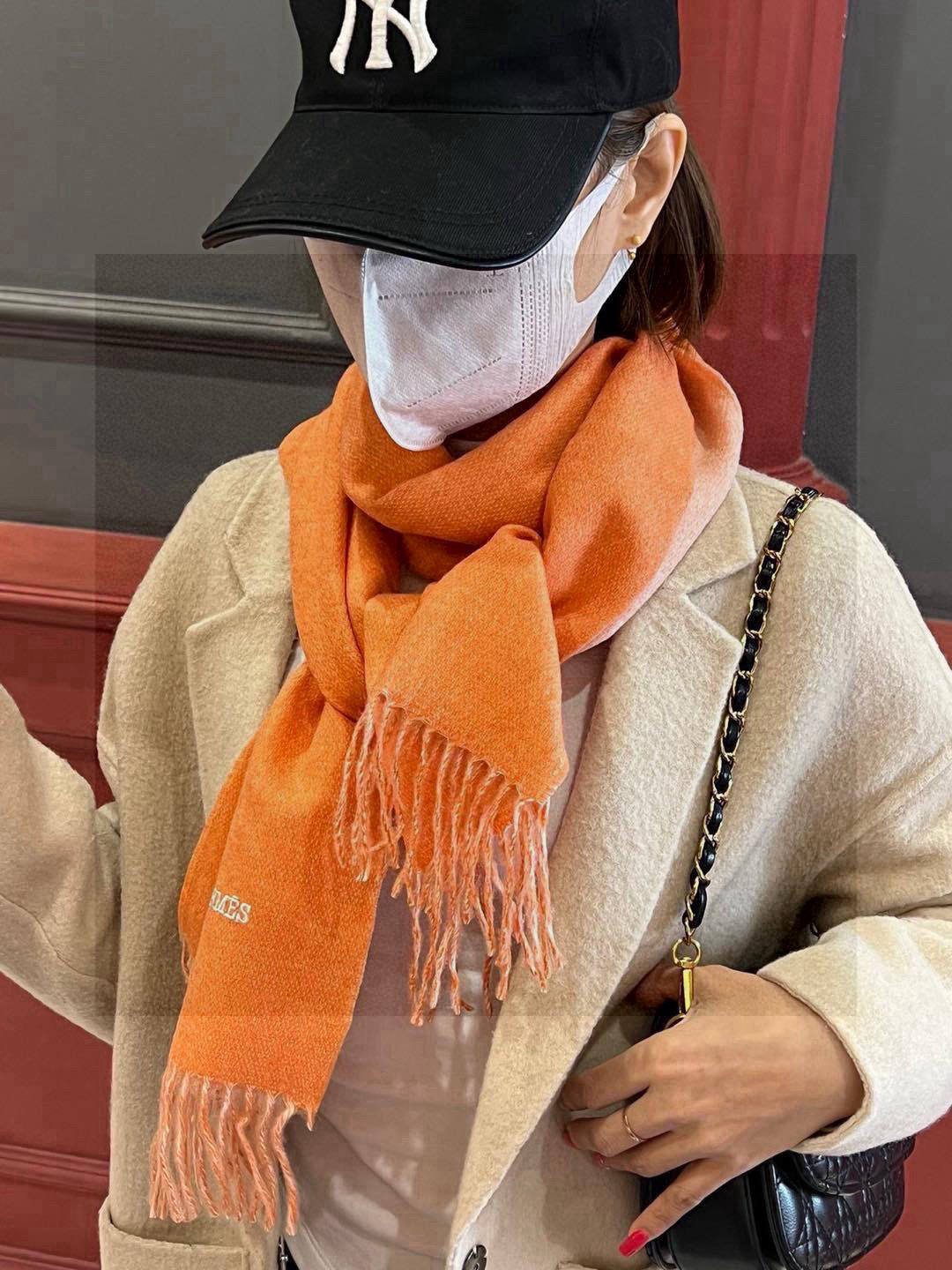     HERMFS【爱马仕】巴黎时装展双面羊绒围巾！采用蒙古高原细羊绒！手感满满地都是细腻的绒毛！这个