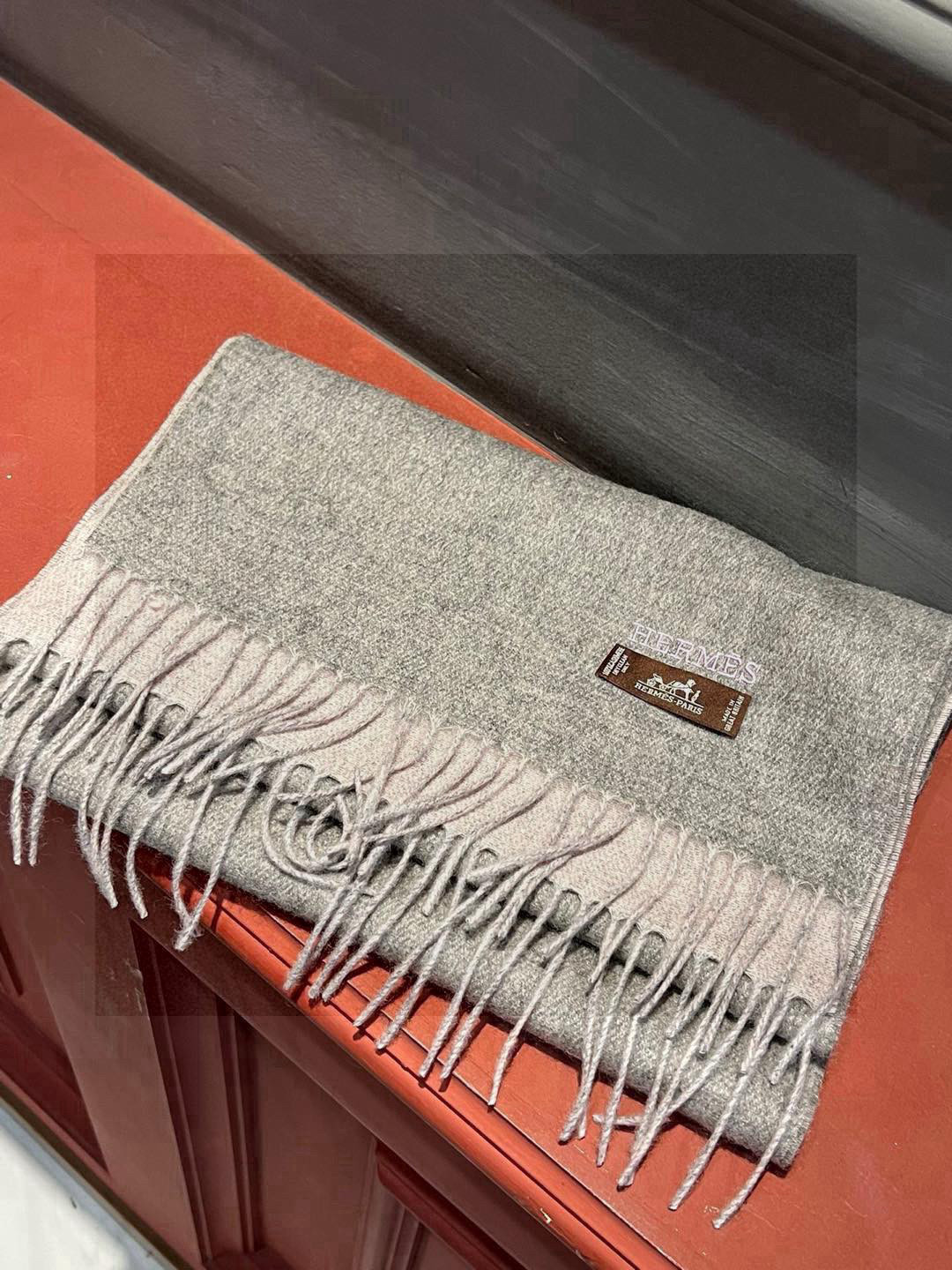     HERMFS【爱马仕】巴黎时装展双面羊绒围巾！采用蒙古高原细羊绒！手感满满地都是细腻的绒毛！这个