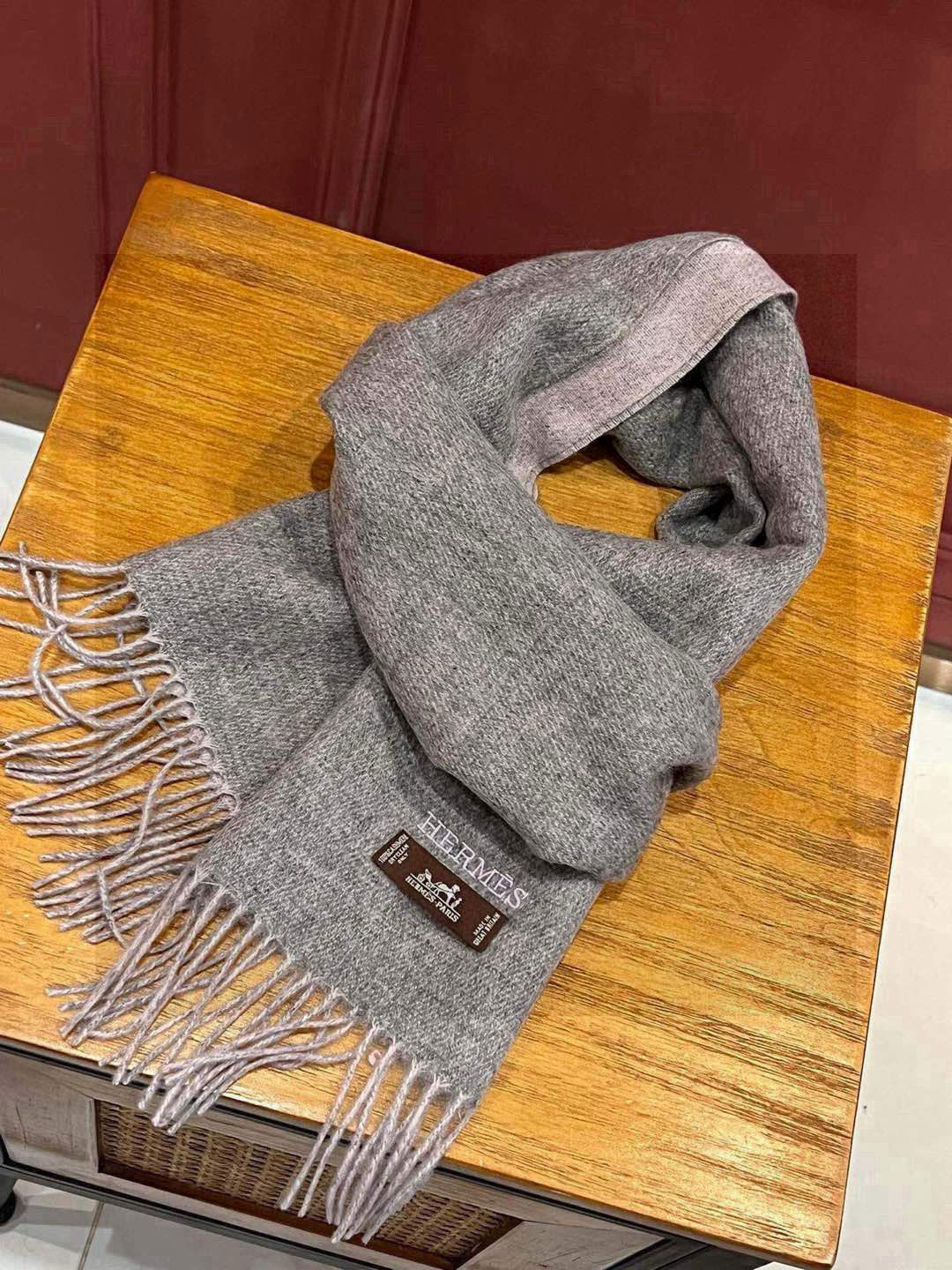     HERMFS【爱马仕】巴黎时装展双面羊绒围巾！采用蒙古高原细羊绒！手感满满地都是细腻的绒毛！这个