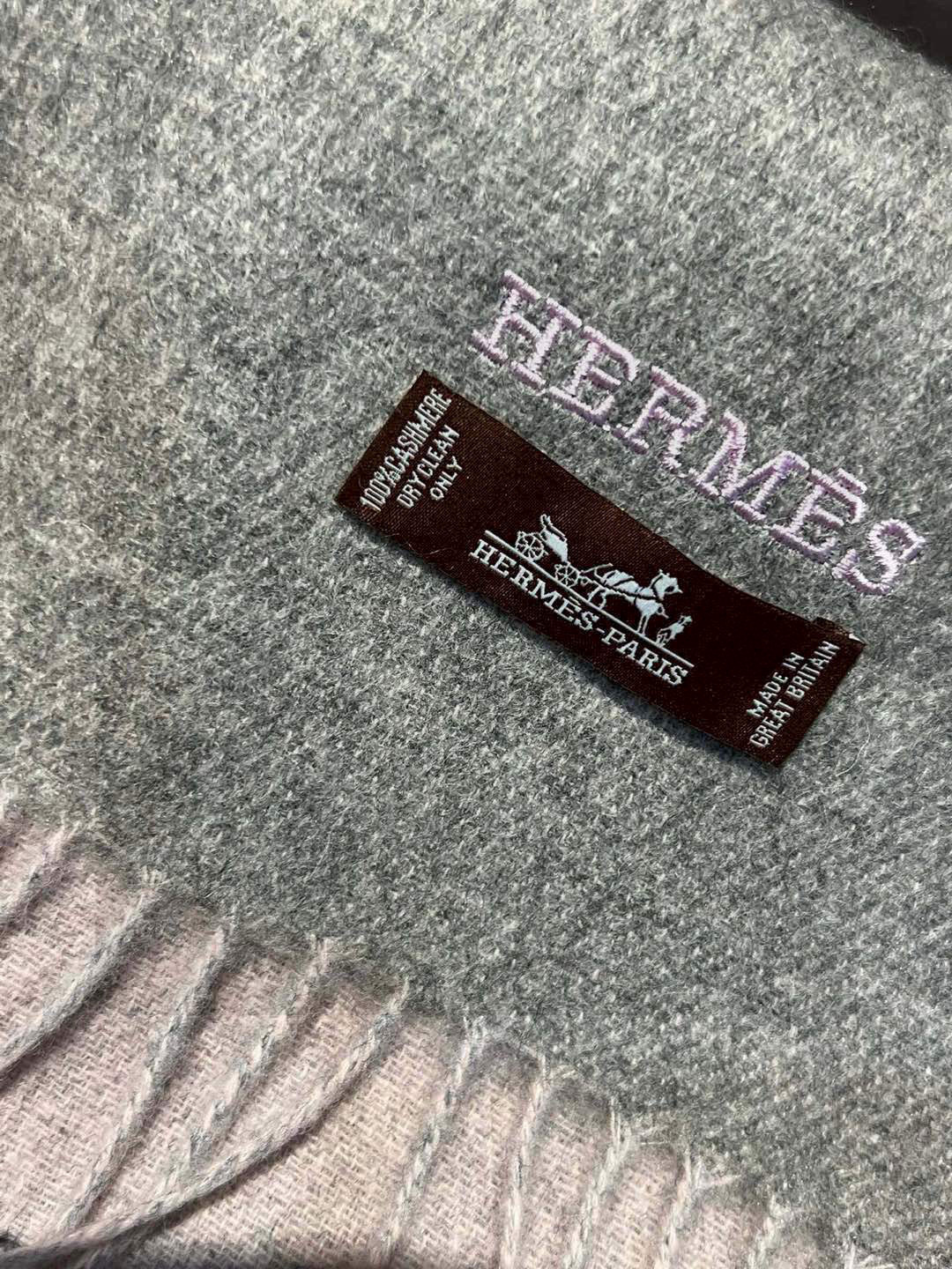     HERMFS【爱马仕】巴黎时装展双面羊绒围巾！采用蒙古高原细羊绒！手感满满地都是细腻的绒毛！这个