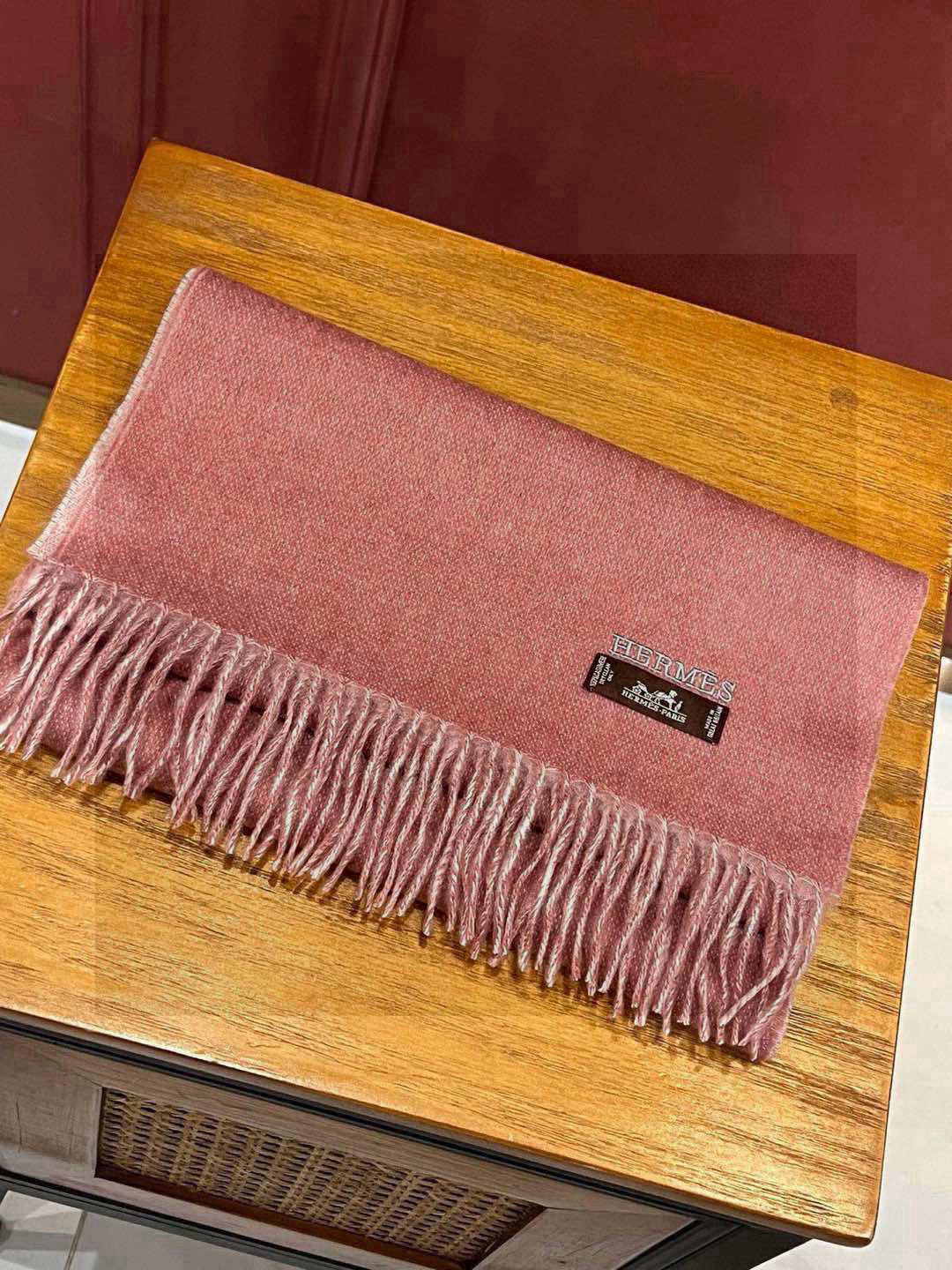     HERMFS【爱马仕】巴黎时装展双面羊绒围巾！采用蒙古高原细羊绒！手感满满地都是细腻的绒毛！这个