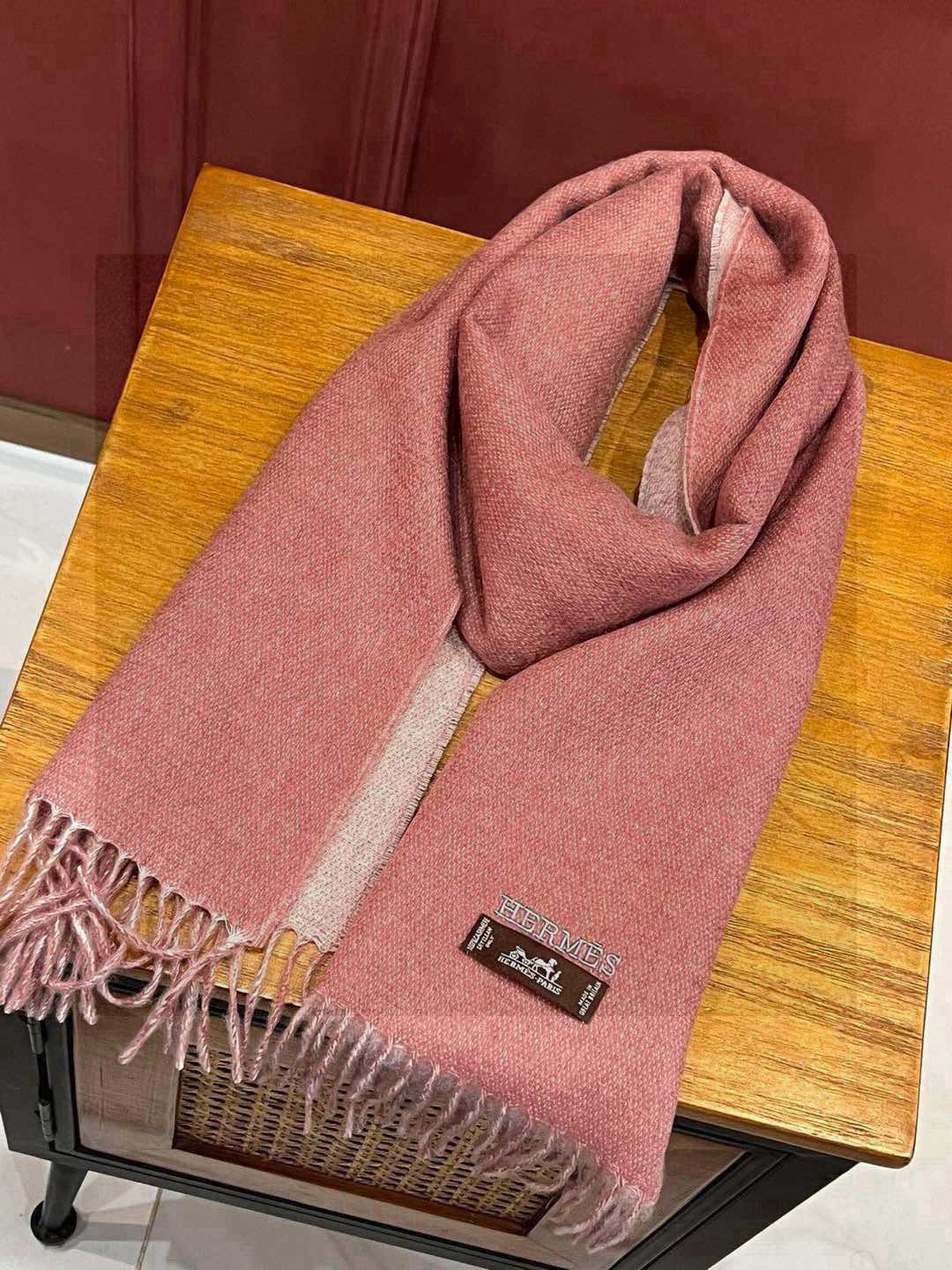     HERMFS【爱马仕】巴黎时装展双面羊绒围巾！采用蒙古高原细羊绒！手感满满地都是细腻的绒毛！这个