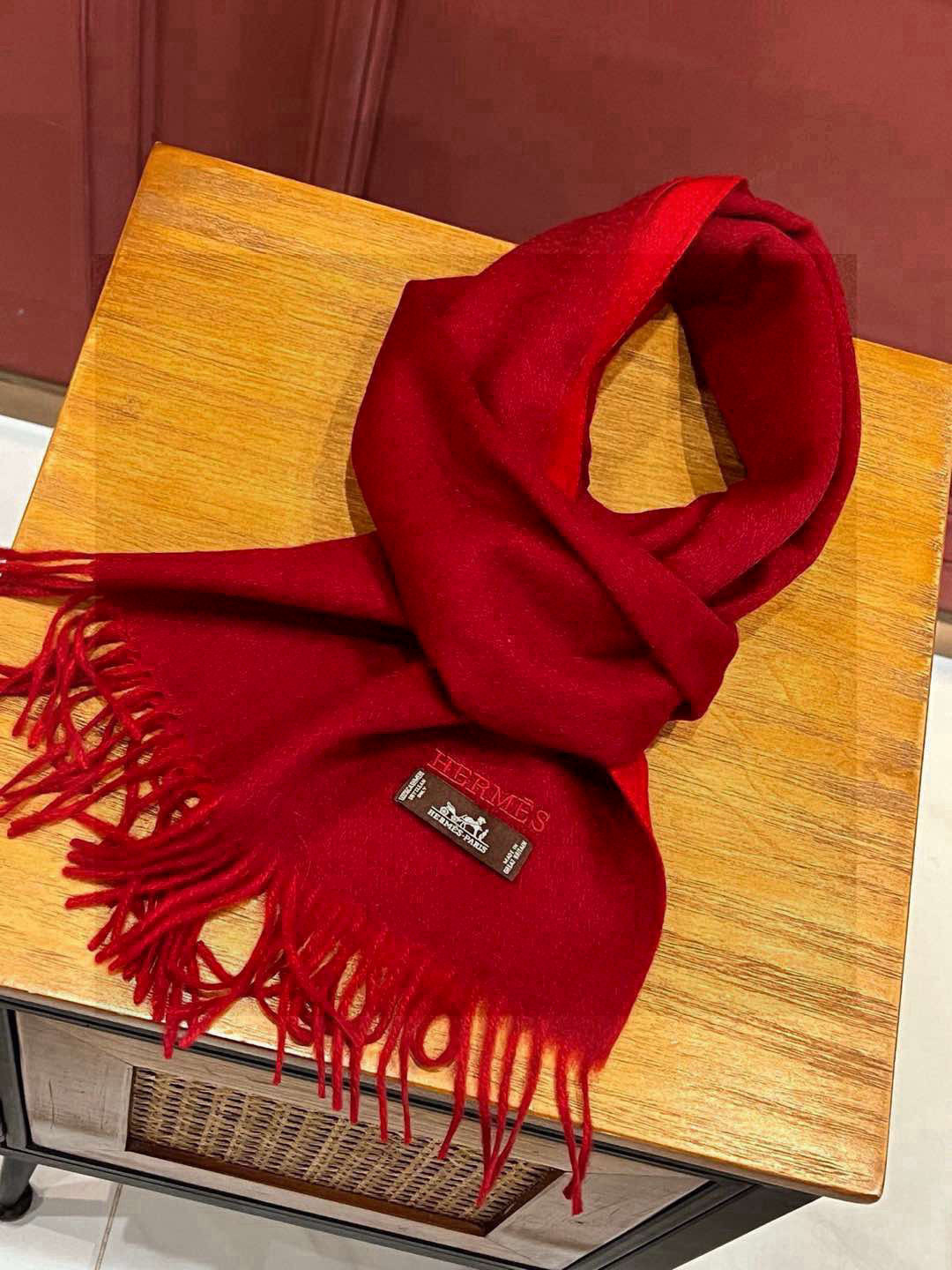     HERMFS【爱马仕】巴黎时装展双面羊绒围巾！采用蒙古高原细羊绒！手感满满地都是细腻的绒毛！这个