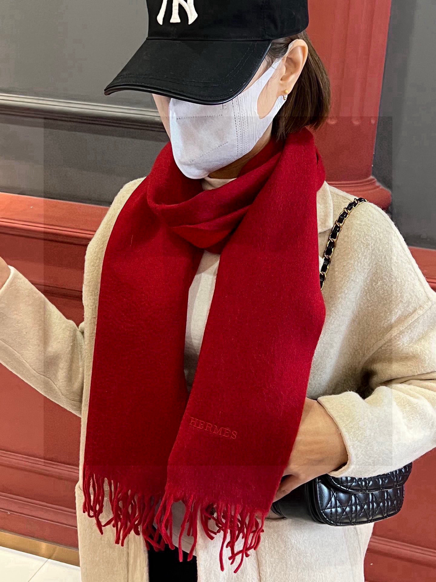     HERMFS【爱马仕】巴黎时装展双面羊绒围巾！采用蒙古高原细羊绒！手感满满地都是细腻的绒毛！这个