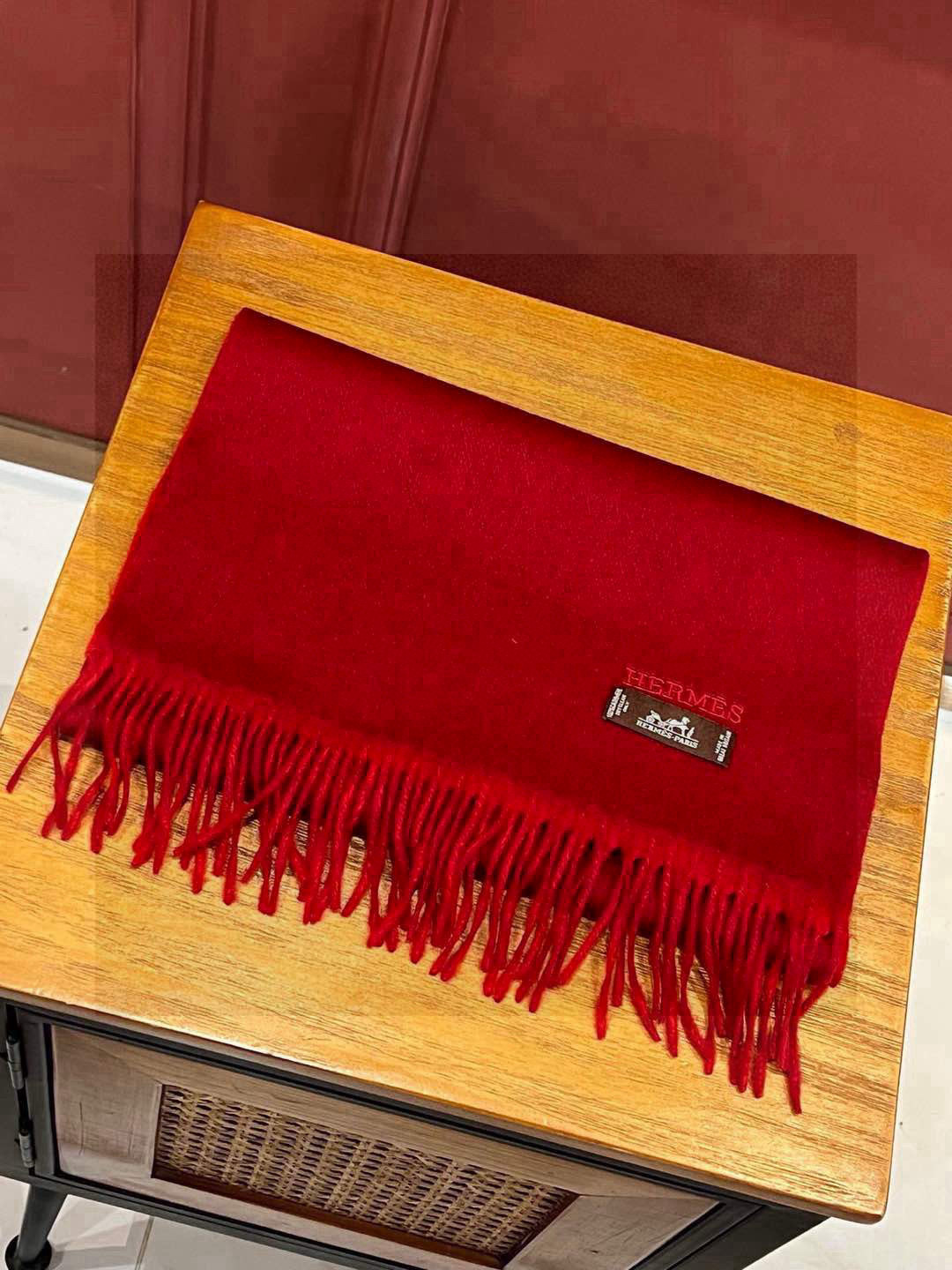     HERMFS【爱马仕】巴黎时装展双面羊绒围巾！采用蒙古高原细羊绒！手感满满地都是细腻的绒毛！这个
