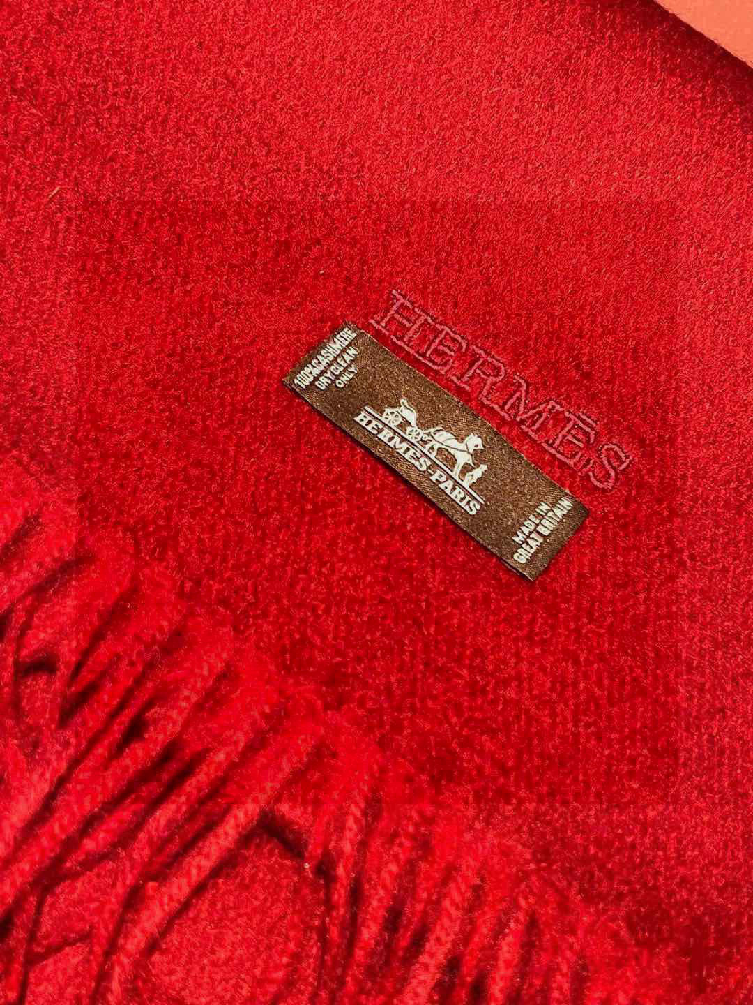     HERMFS【爱马仕】巴黎时装展双面羊绒围巾！采用蒙古高原细羊绒！手感满满地都是细腻的绒毛！这个