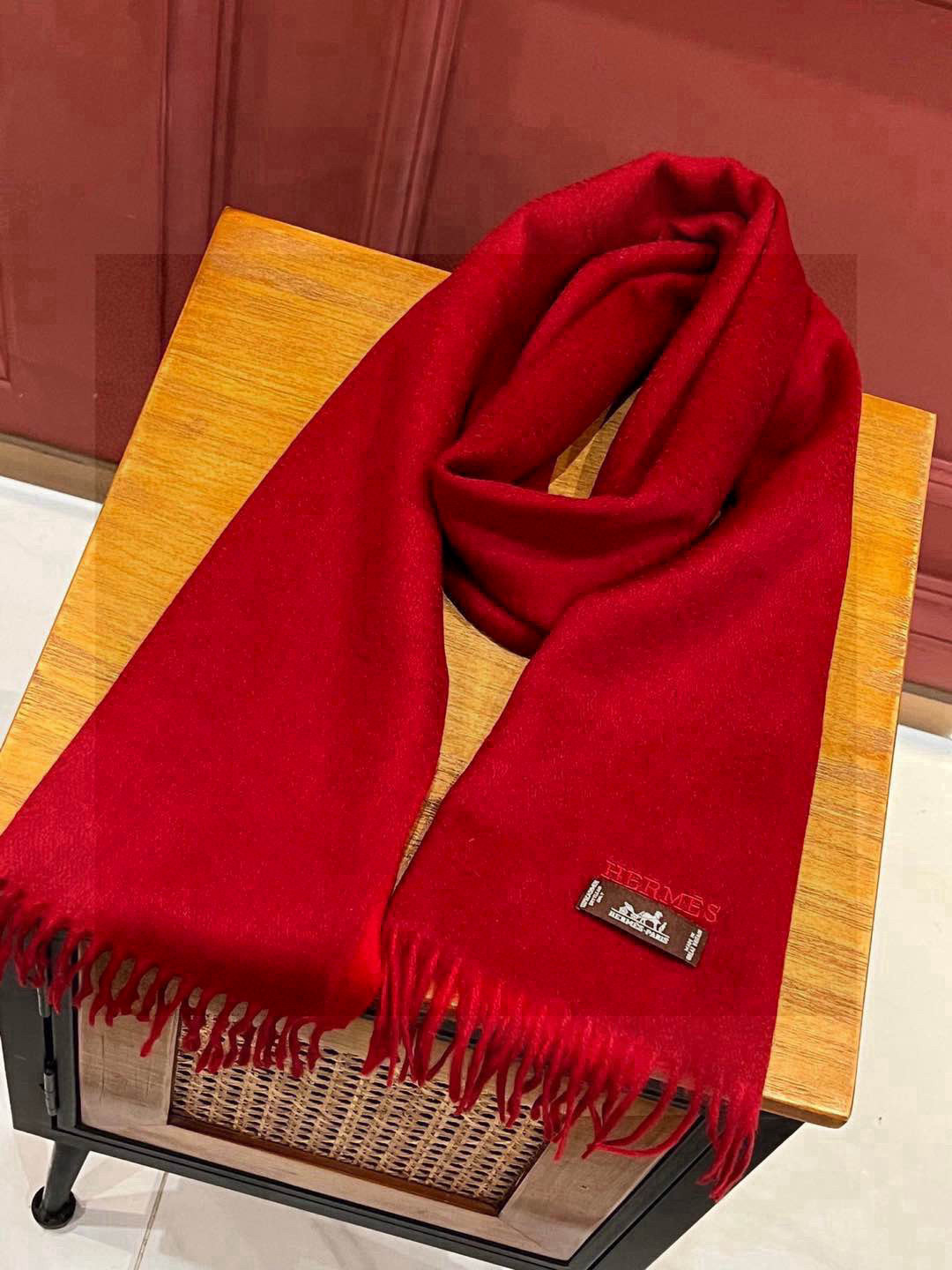     HERMFS【爱马仕】巴黎时装展双面羊绒围巾！采用蒙古高原细羊绒！手感满满地都是细腻的绒毛！这个