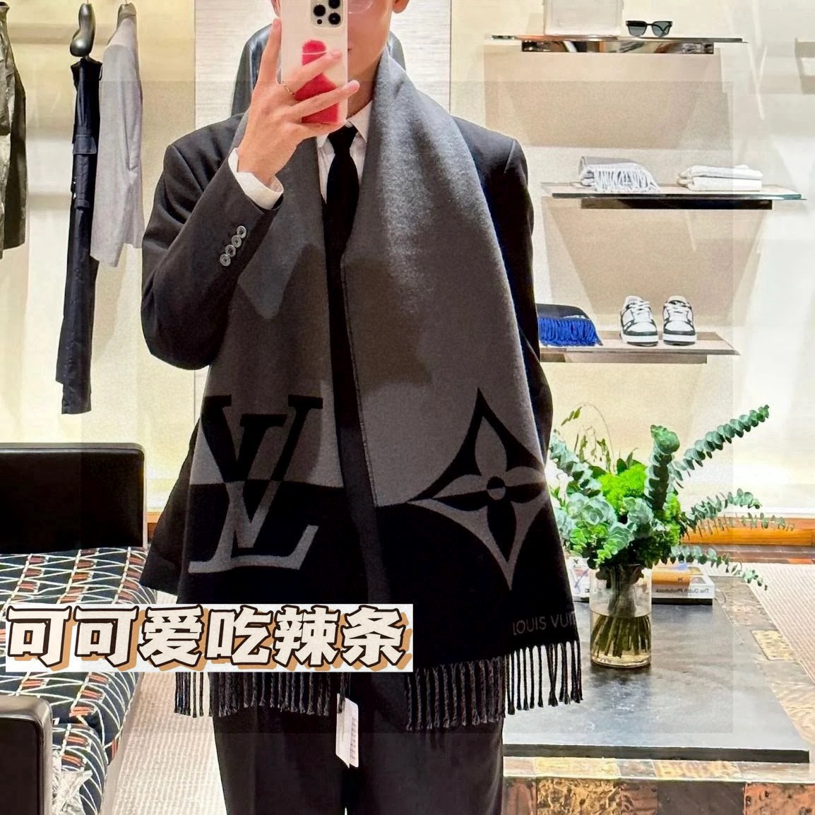     HERMFS【爱马仕】巴黎时装展双面羊绒围巾！采用蒙古高原细羊绒！手感满满地都是细腻的绒毛！这个