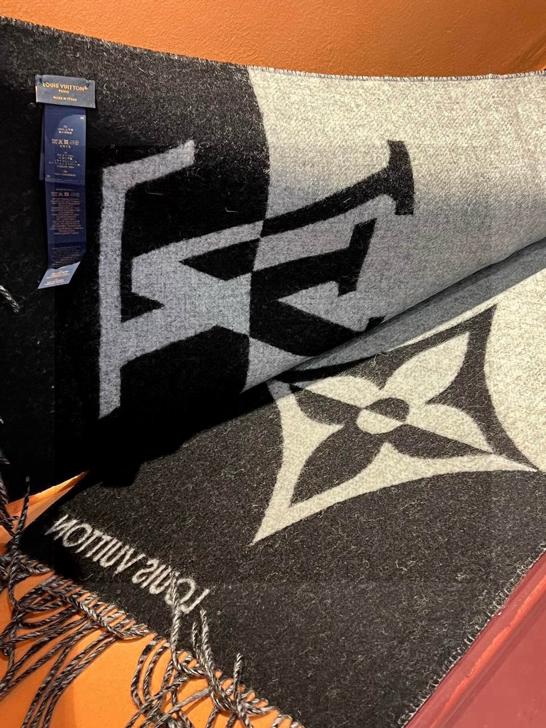     HERMFS【爱马仕】巴黎时装展双面羊绒围巾！采用蒙古高原细羊绒！手感满满地都是细腻的绒毛！这个