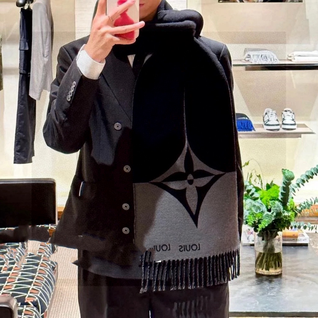     HERMFS【爱马仕】巴黎时装展双面羊绒围巾！采用蒙古高原细羊绒！手感满满地都是细腻的绒毛！这个