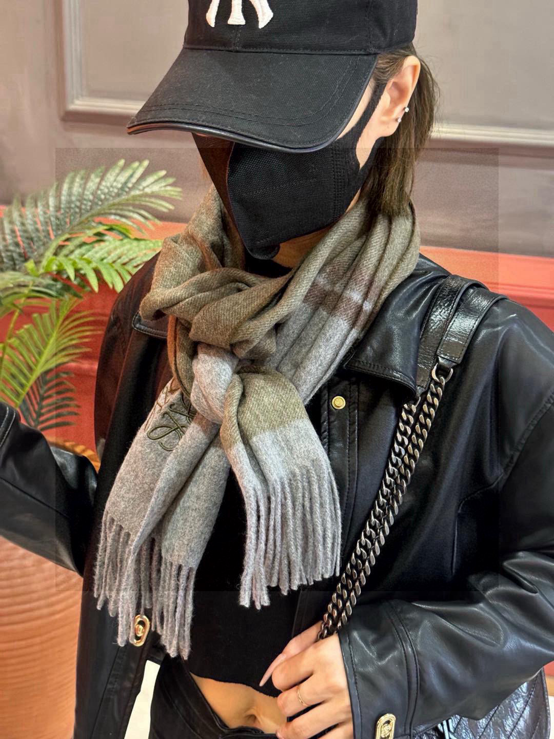   罗意威👍巴黎时装展商务男士女士通用双面羊绒披肩。代工厂臻选上乘的超细羊绒纤维 进行纯手工精梳处理 耗