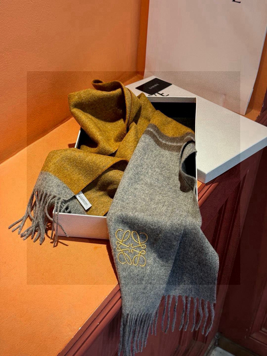   罗意威👍巴黎时装展商务男士女士通用双面羊绒披肩。代工厂臻选上乘的超细羊绒纤维 进行纯手工精梳处理 耗