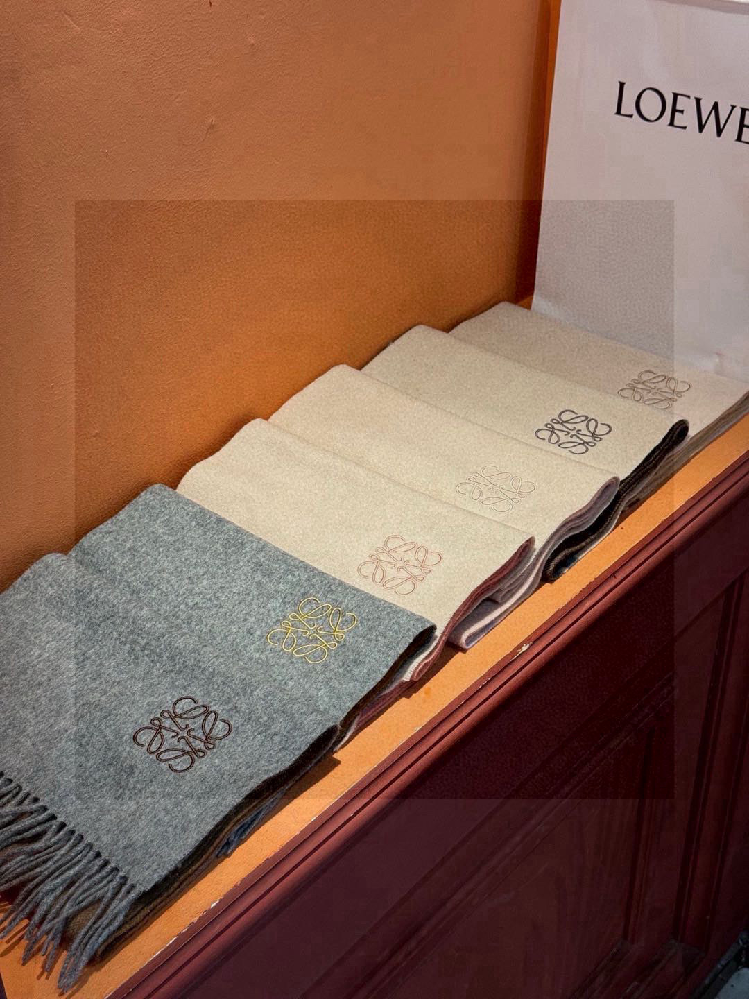   罗意威👍巴黎时装展商务男士女士通用双面羊绒披肩。代工厂臻选上乘的超细羊绒纤维 进行纯手工精梳处理 耗