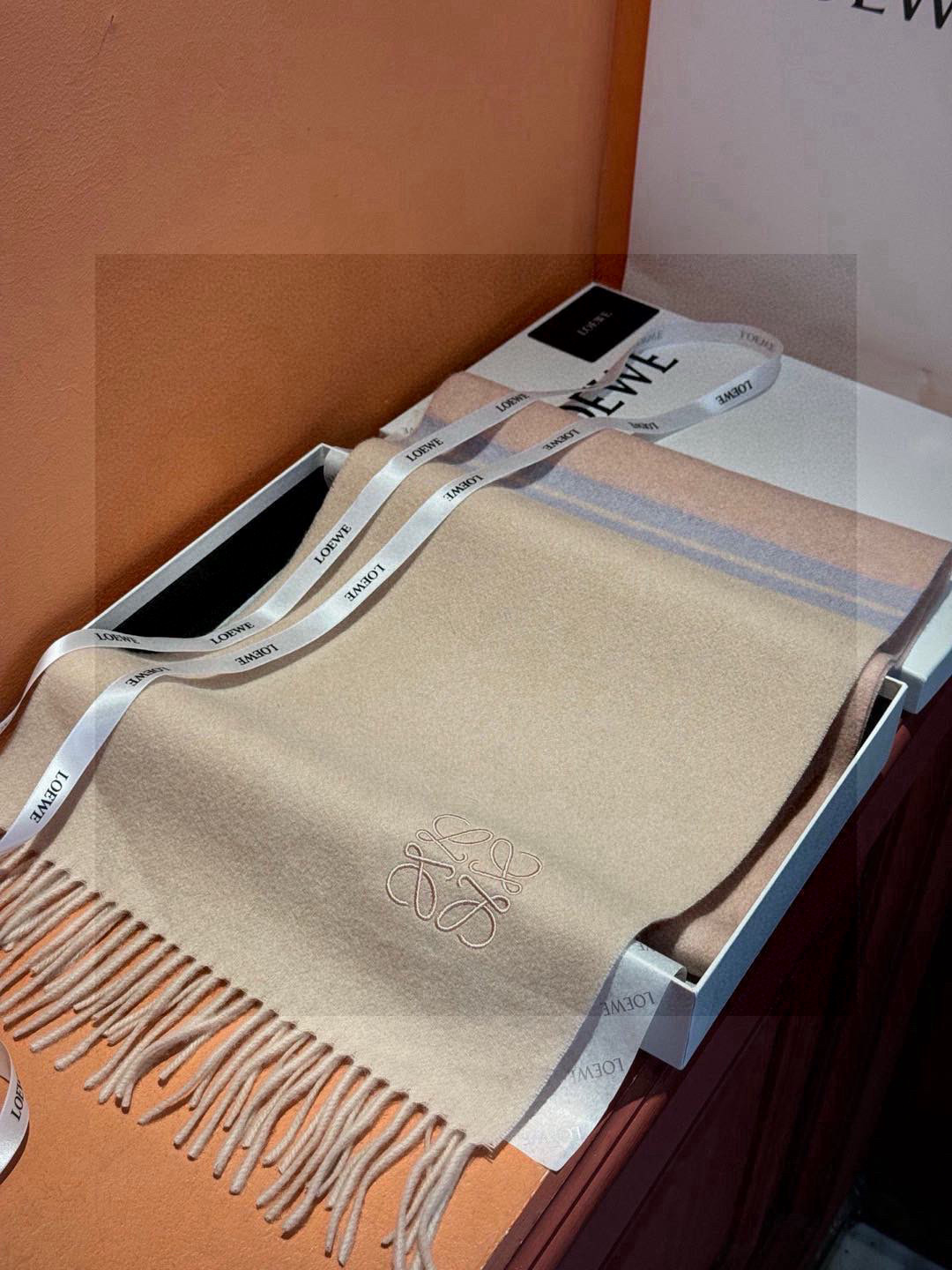   罗意威👍巴黎时装展商务男士女士通用双面羊绒披肩。代工厂臻选上乘的超细羊绒纤维 进行纯手工精梳处理 耗