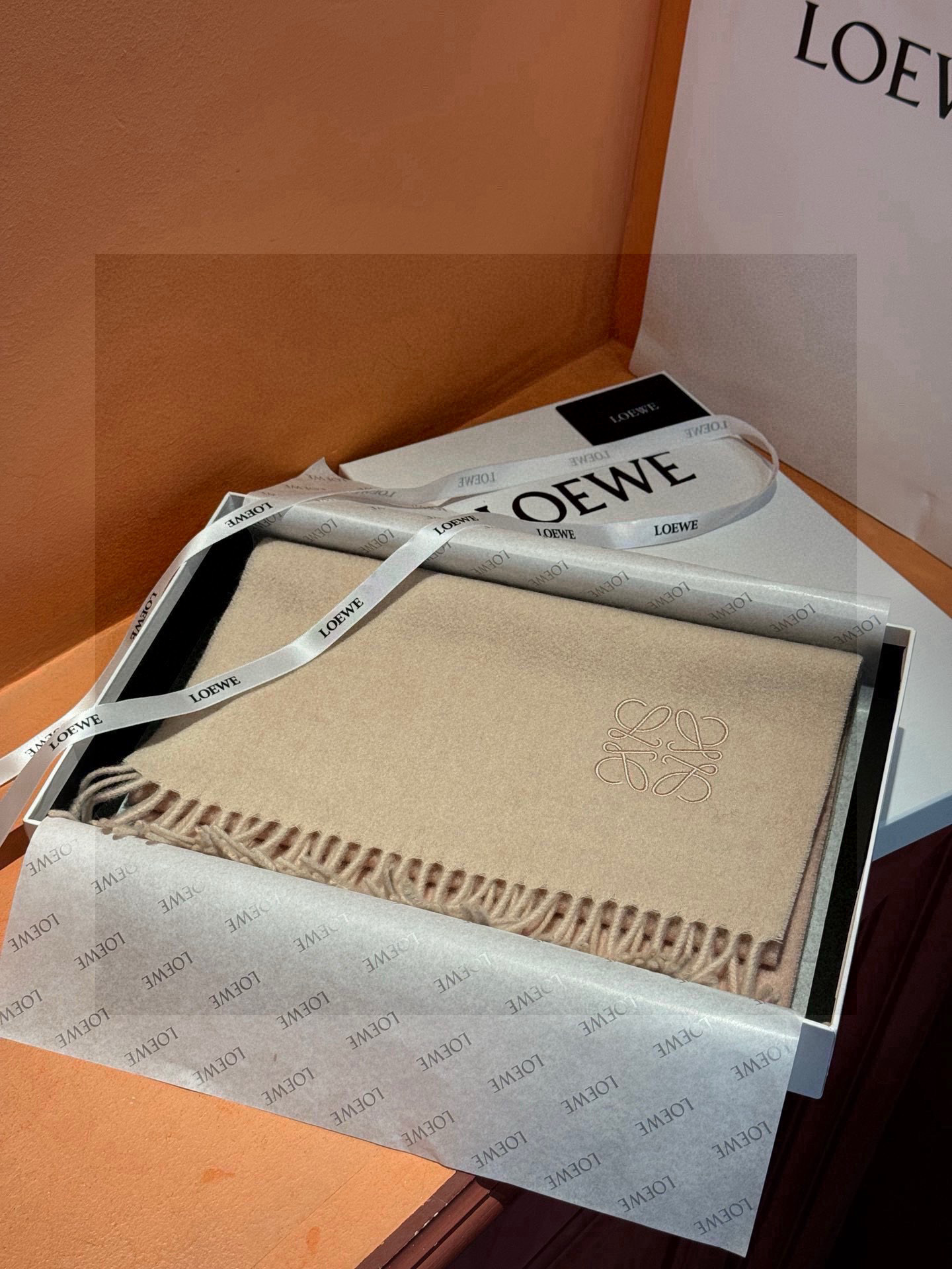   罗意威👍巴黎时装展商务男士女士通用双面羊绒披肩。代工厂臻选上乘的超细羊绒纤维 进行纯手工精梳处理 耗