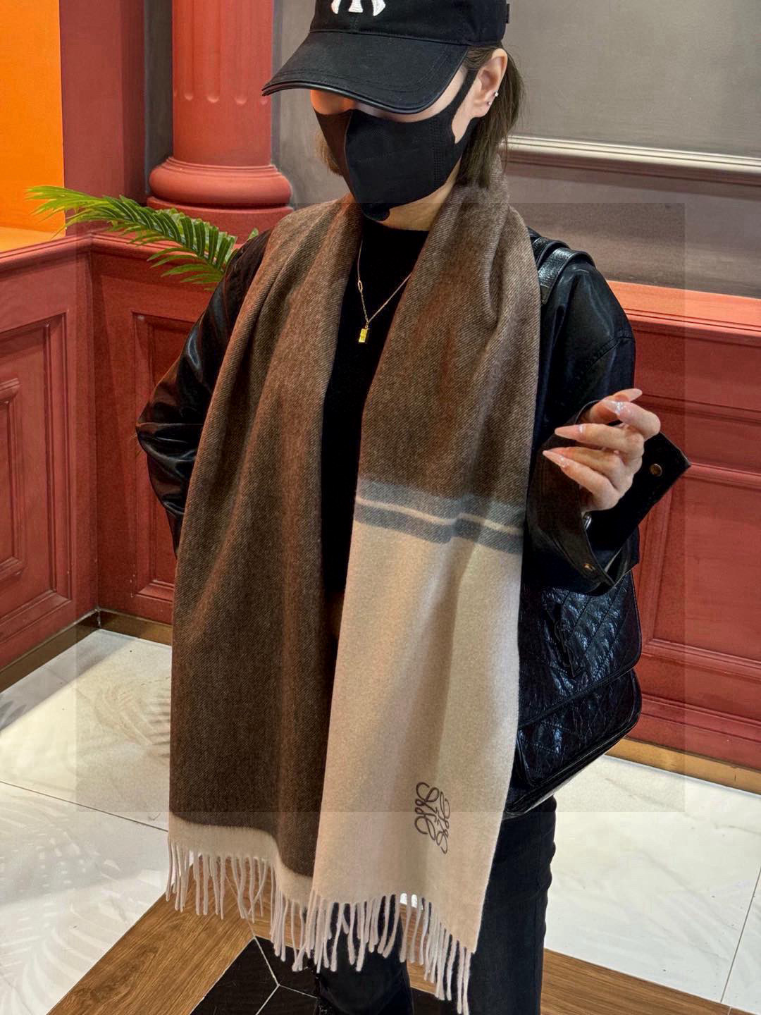   罗意威👍巴黎时装展商务男士女士通用双面羊绒披肩。代工厂臻选上乘的超细羊绒纤维 进行纯手工精梳处理 耗