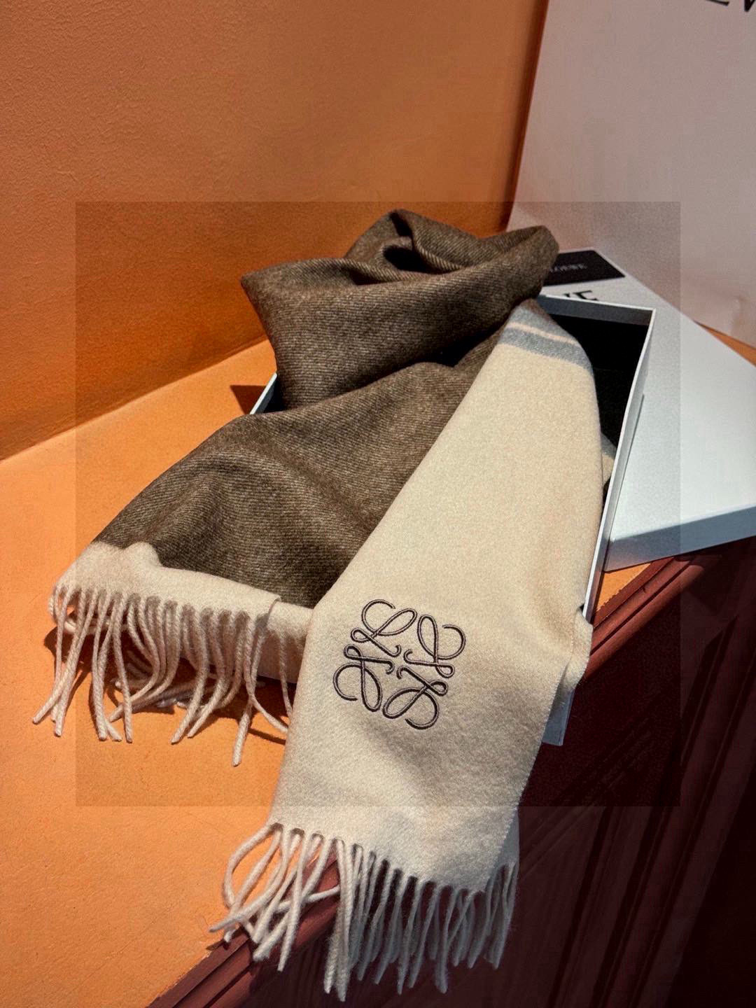   罗意威👍巴黎时装展商务男士女士通用双面羊绒披肩。代工厂臻选上乘的超细羊绒纤维 进行纯手工精梳处理 耗