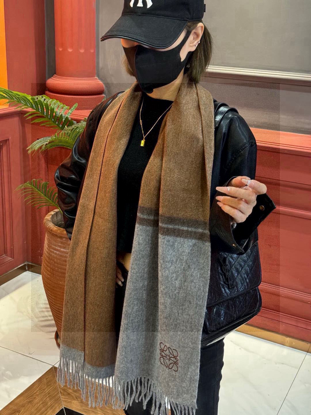   罗意威👍巴黎时装展商务男士女士通用双面羊绒披肩。代工厂臻选上乘的超细羊绒纤维 进行纯手工精梳处理 耗