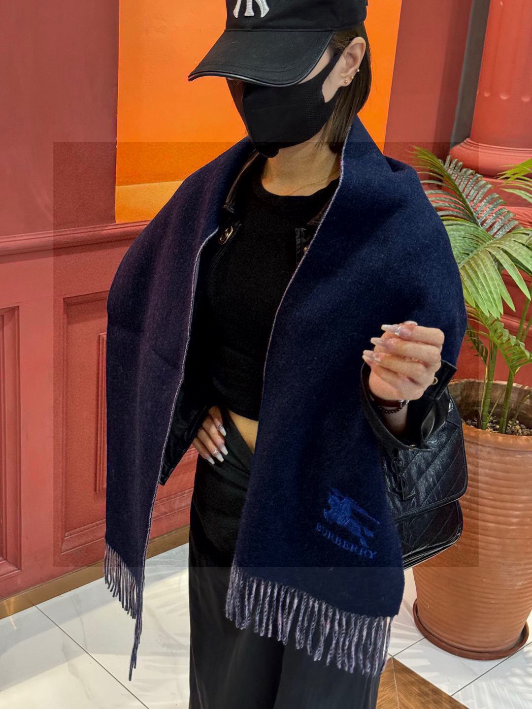  ✨✨太美了😍巴宝莉 情侣款 美到要尖叫😱专柜最新款🎊英伦欧美范儿 又是一款即时尚又实用的大围巾&长巾，