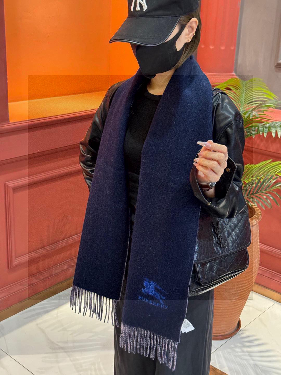  ✨✨太美了😍巴宝莉 情侣款 美到要尖叫😱专柜最新款🎊英伦欧美范儿 又是一款即时尚又实用的大围巾&长巾，