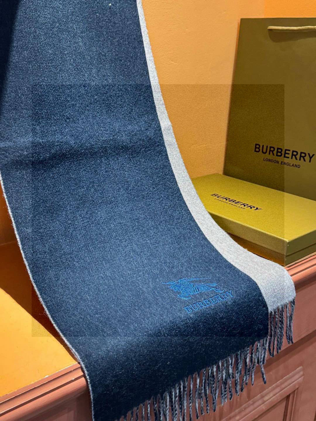  ✨✨太美了😍巴宝莉 情侣款 美到要尖叫😱专柜最新款🎊英伦欧美范儿 又是一款即时尚又实用的大围巾&长巾，