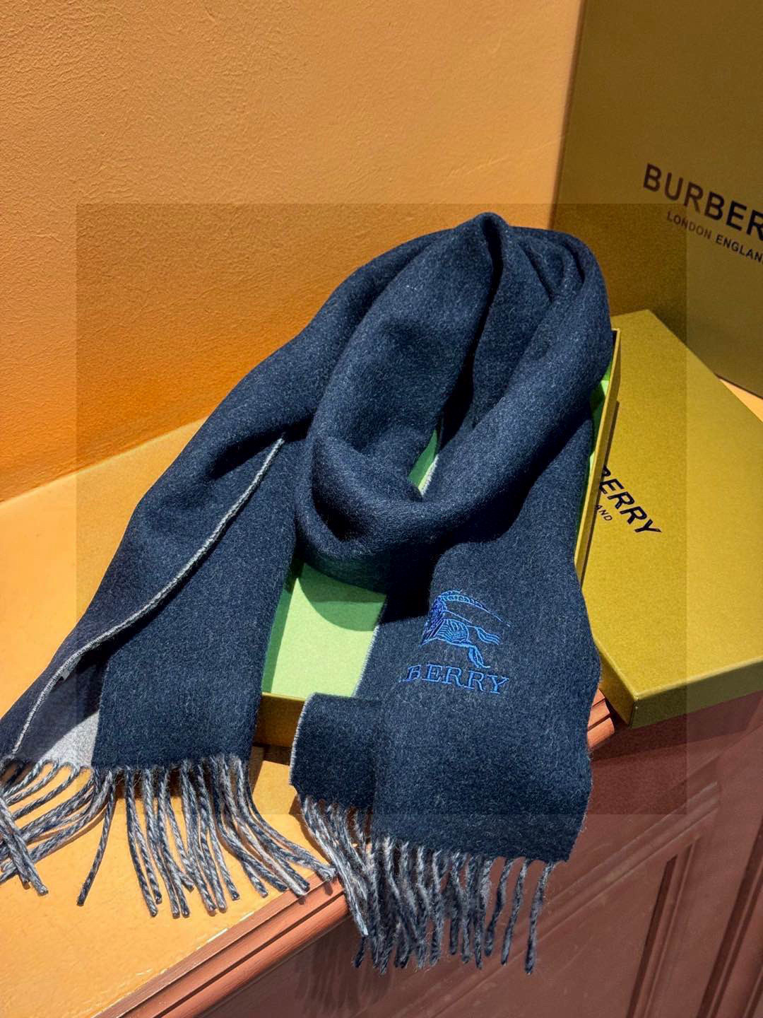  ✨✨太美了😍巴宝莉 情侣款 美到要尖叫😱专柜最新款🎊英伦欧美范儿 又是一款即时尚又实用的大围巾&长巾，