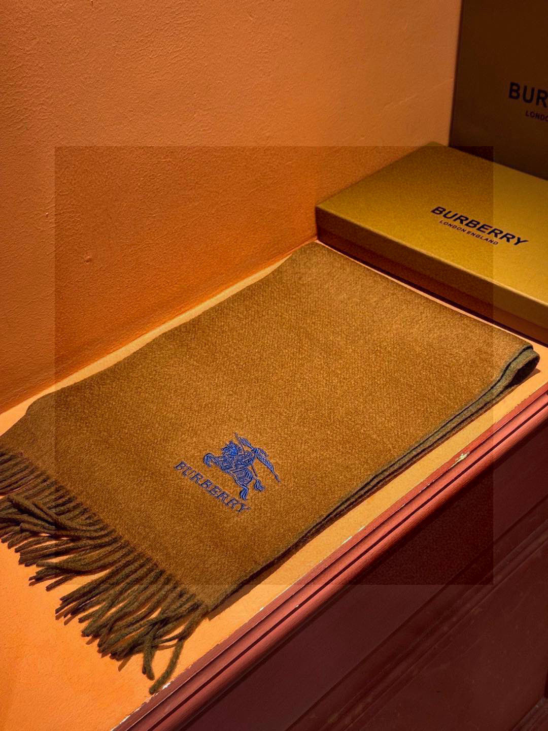  ✨✨太美了😍巴宝莉 情侣款 美到要尖叫😱专柜最新款🎊英伦欧美范儿 又是一款即时尚又实用的大围巾&长巾，