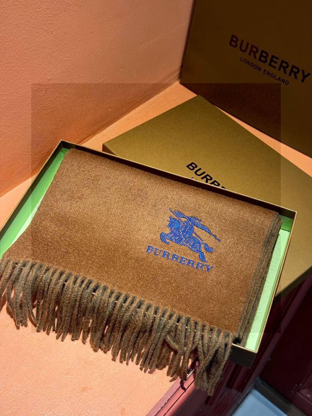  ✨✨太美了😍巴宝莉 情侣款 美到要尖叫😱专柜最新款🎊英伦欧美范儿 又是一款即时尚又实用的大围巾&长巾，