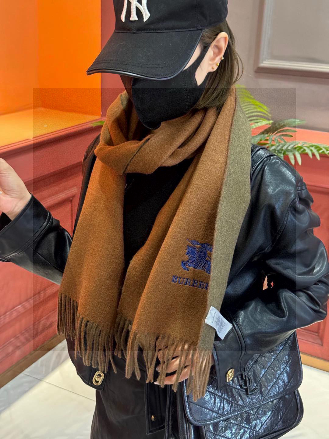  ✨✨太美了😍巴宝莉 情侣款 美到要尖叫😱专柜最新款🎊英伦欧美范儿 又是一款即时尚又实用的大围巾&长巾，