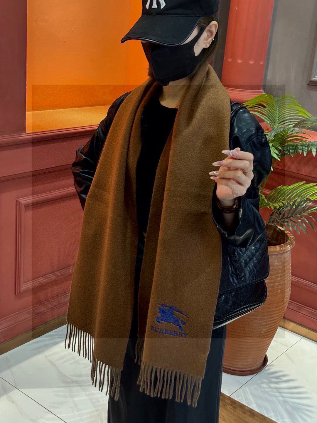  ✨✨太美了😍巴宝莉 情侣款 美到要尖叫😱专柜最新款🎊英伦欧美范儿 又是一款即时尚又实用的大围巾&长巾，