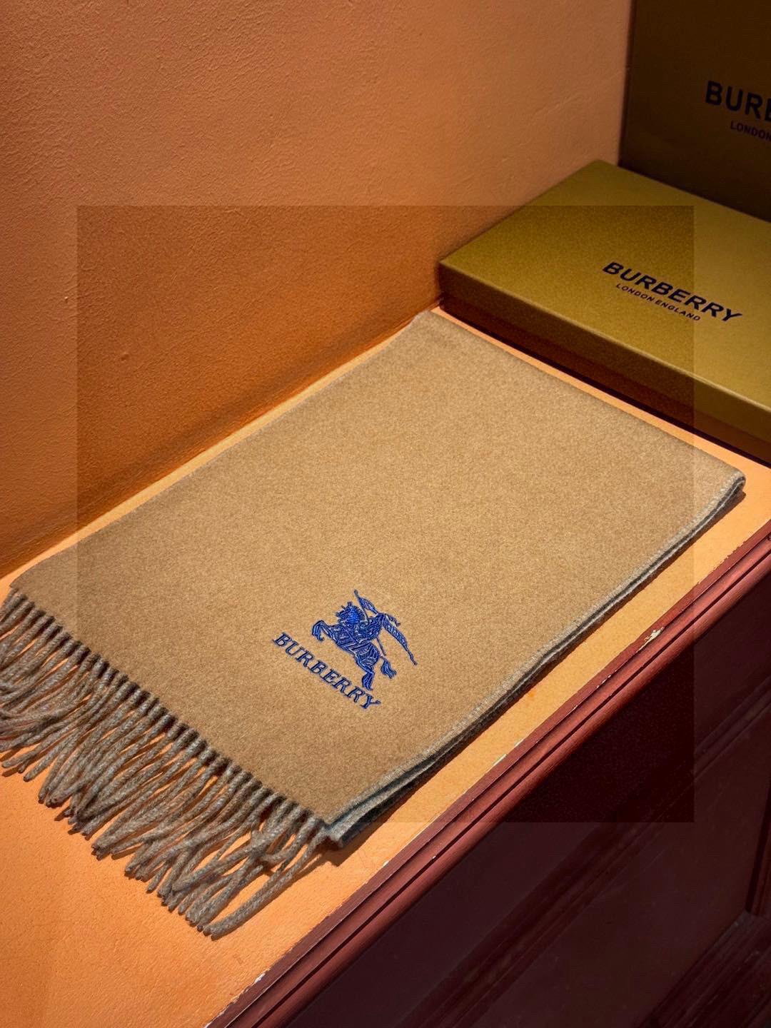  ✨✨太美了😍巴宝莉 情侣款 美到要尖叫😱专柜最新款🎊英伦欧美范儿 又是一款即时尚又实用的大围巾&长巾，