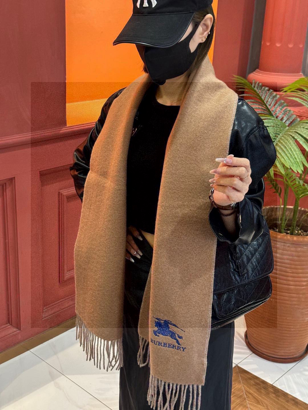  ✨✨太美了😍巴宝莉 情侣款 美到要尖叫😱专柜最新款🎊英伦欧美范儿 又是一款即时尚又实用的大围巾&长巾，