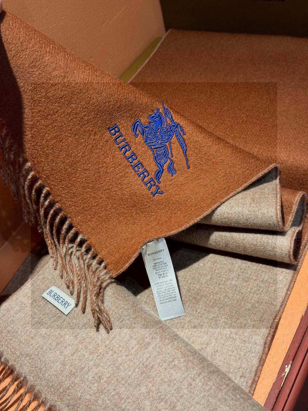  ✨✨太美了😍巴宝莉 情侣款 美到要尖叫😱专柜最新款🎊英伦欧美范儿 又是一款即时尚又实用的大围巾&长巾，