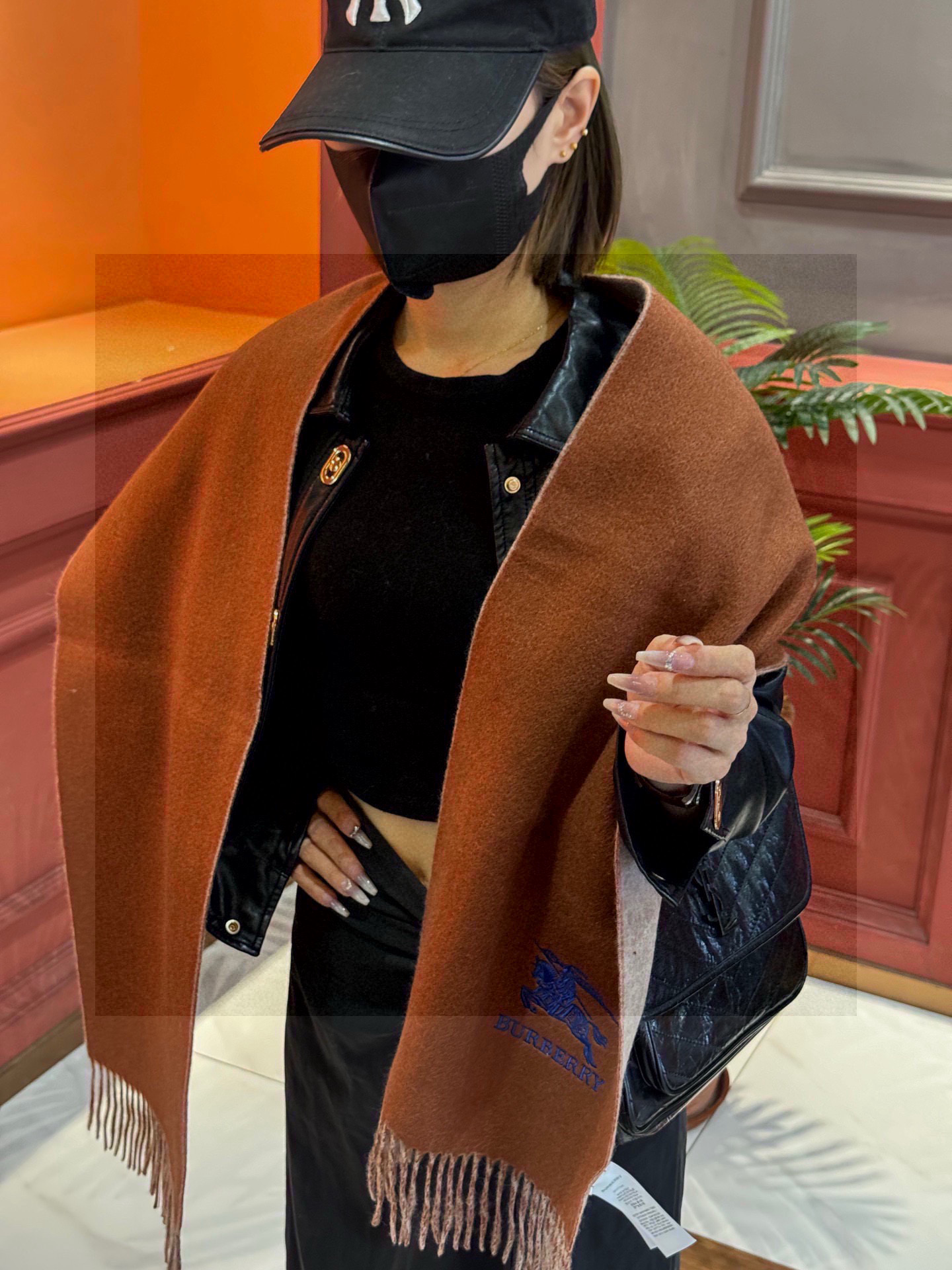  ✨✨太美了😍巴宝莉 情侣款 美到要尖叫😱专柜最新款🎊英伦欧美范儿 又是一款即时尚又实用的大围巾&长巾，