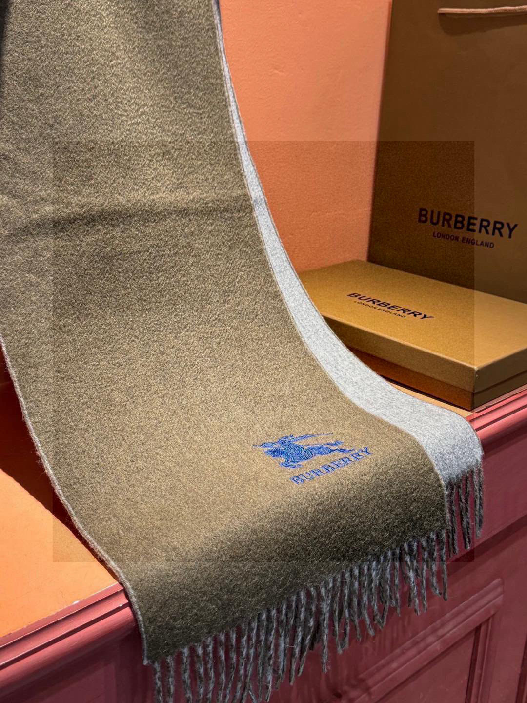  ✨✨太美了😍巴宝莉 情侣款 美到要尖叫😱专柜最新款🎊英伦欧美范儿 又是一款即时尚又实用的大围巾&长巾，