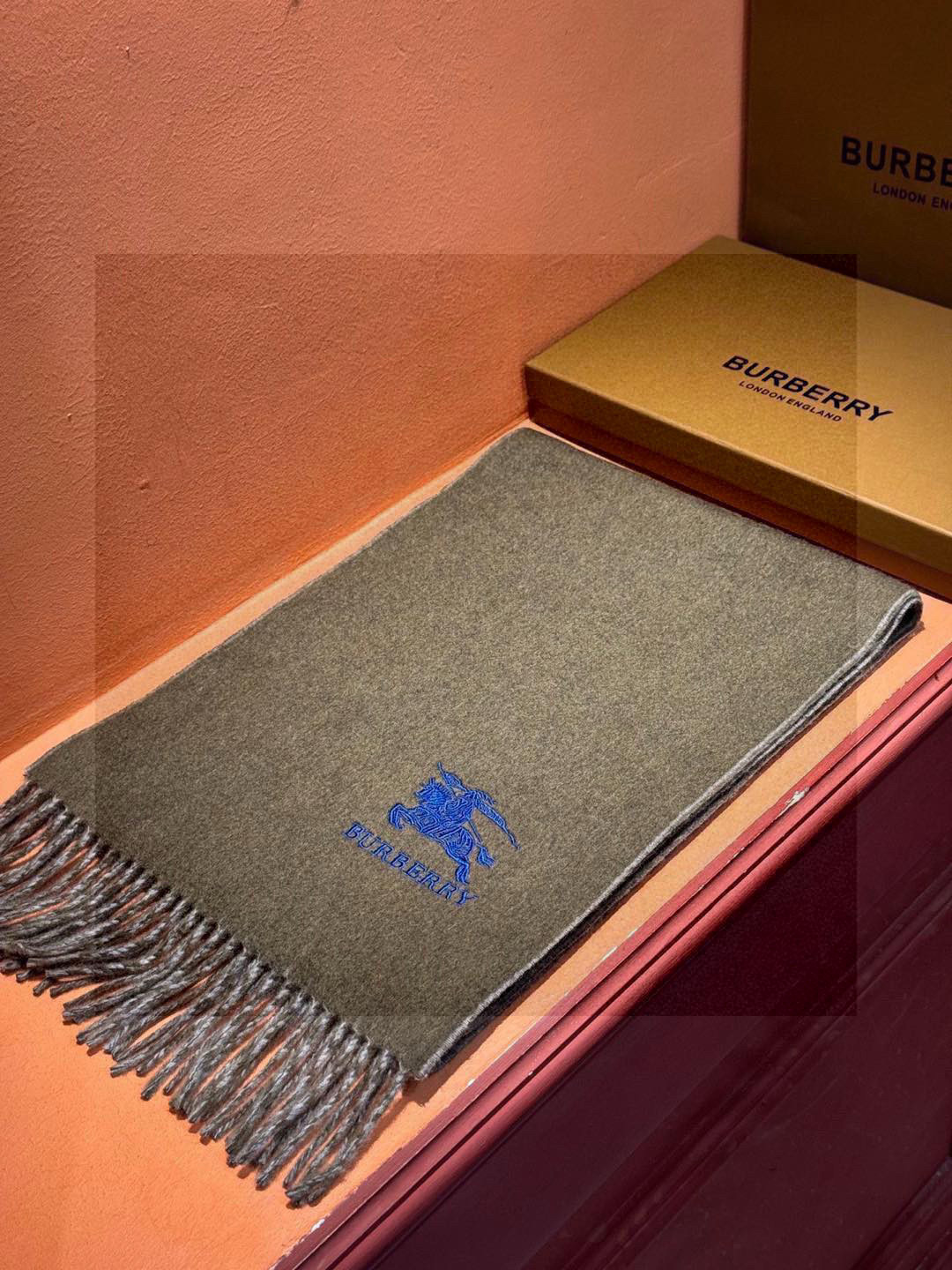  ✨✨太美了😍巴宝莉 情侣款 美到要尖叫😱专柜最新款🎊英伦欧美范儿 又是一款即时尚又实用的大围巾&长巾，