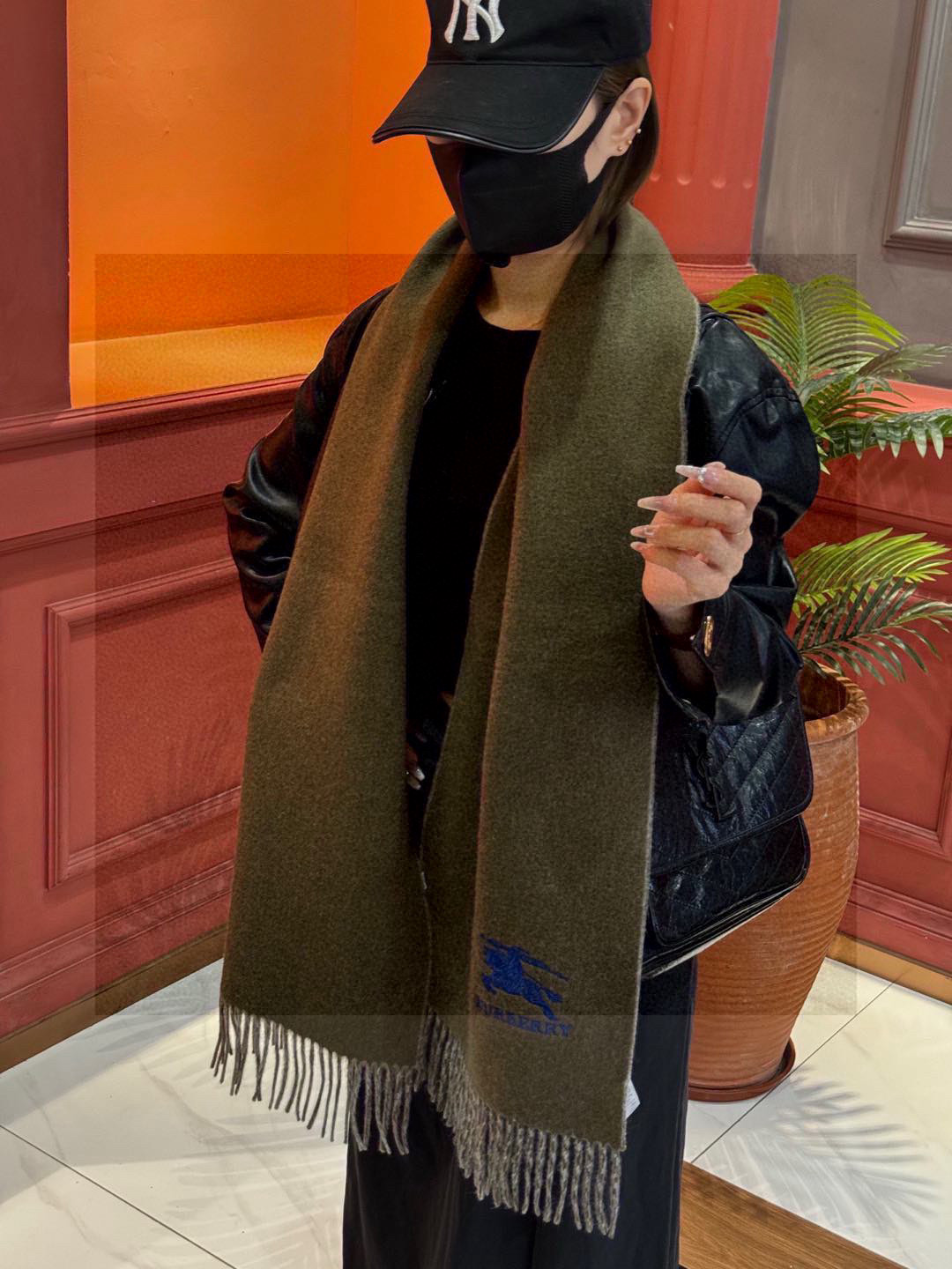  ✨✨太美了😍巴宝莉 情侣款 美到要尖叫😱专柜最新款🎊英伦欧美范儿 又是一款即时尚又实用的大围巾&长巾，